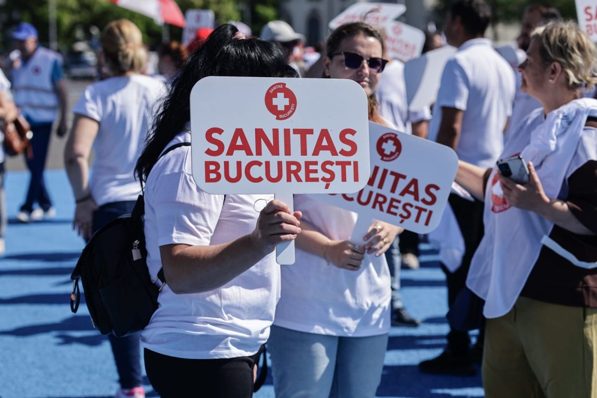 Proteste din cauza legii salarizării: sindicaliștii SANITAS, angajații de la Fabrica de Arme Cugir, ANAF și magistrații se revoltă