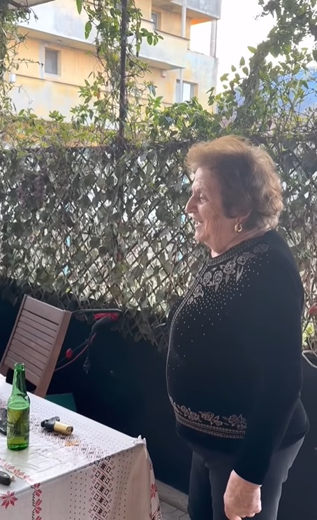 Imagini cu Nadia Comăneci acasă la mama ei, unde a dat cu mătura și a gătit: „Lucruri normale, pe care le fac și în America”. Cum au reacționat fanii