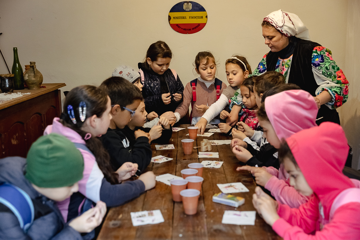 De Paști, la Muzeul Satului Vrâncean, sute de copii au lăsat smartphone-ul și au pus mâna pe chișiță, să încondeieze ouă. „Unii chiar au îndemânare, au ieșit lucruri faine”