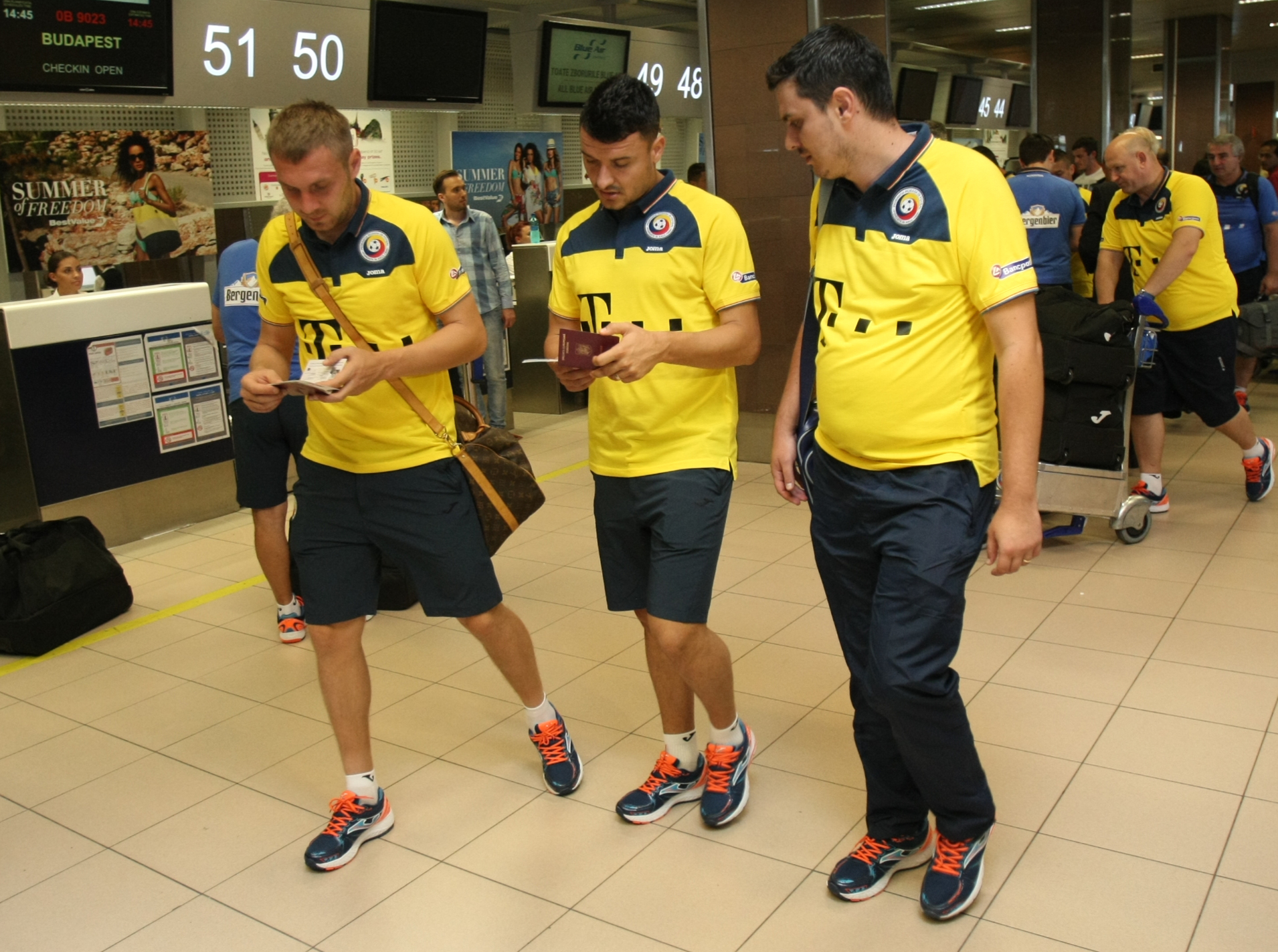 PRELIMINARIILE EURO 2016, UNGARIA - ROMÂNIA (vineri, ora 21.45, TVR 1) / Selecționerul Anghel Iordănescu a renunțat la supersitiții și ^a lăsat femei în avionul care i-a transportat pe tricolori la Budapesta, pentru mare meci cu rivalii istorici / GALERIE FOTO