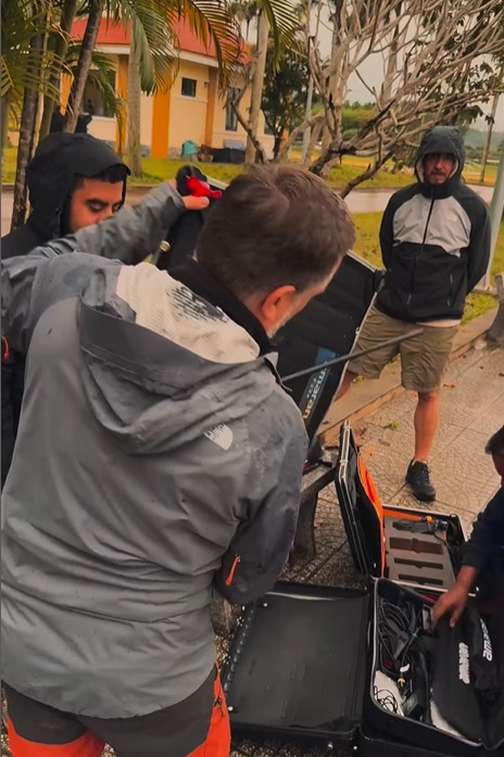 Imagini din culisele Asia Express 2025, care începe la toamnă. Cameramanii filmează din noroaie, iar Irina Fodor înfruntă ploaia și vântul