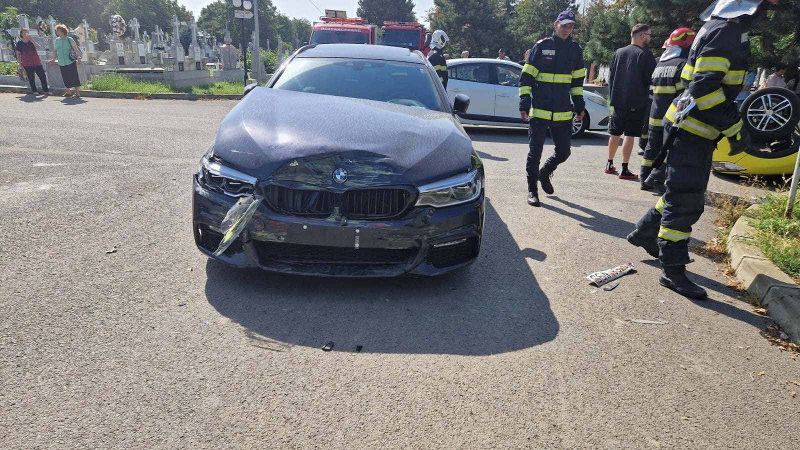 Accident în cimitir, la Iaşi, unde un taxi a fost lovit de un BMW şi s-a răsturnat