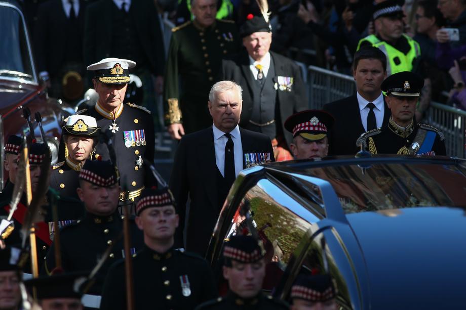Sicriul reginei Elisabeta a II-a, depus la catedrala din Edinburgh, după o procesiune condusă de regele Charles al III-lea | VIDEO