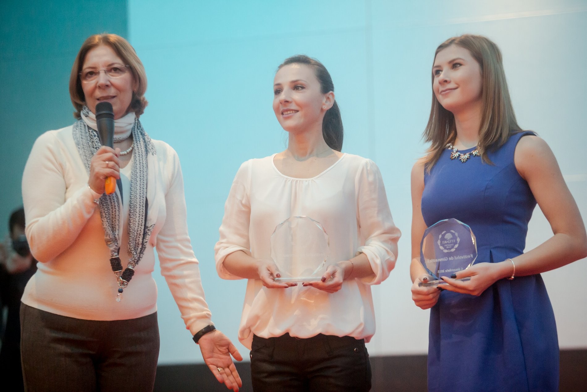 Andreea Răducan și Amelia Racea, profesoar pentru copii care au participat la prima ediţie a Festivalului de Gimnastică