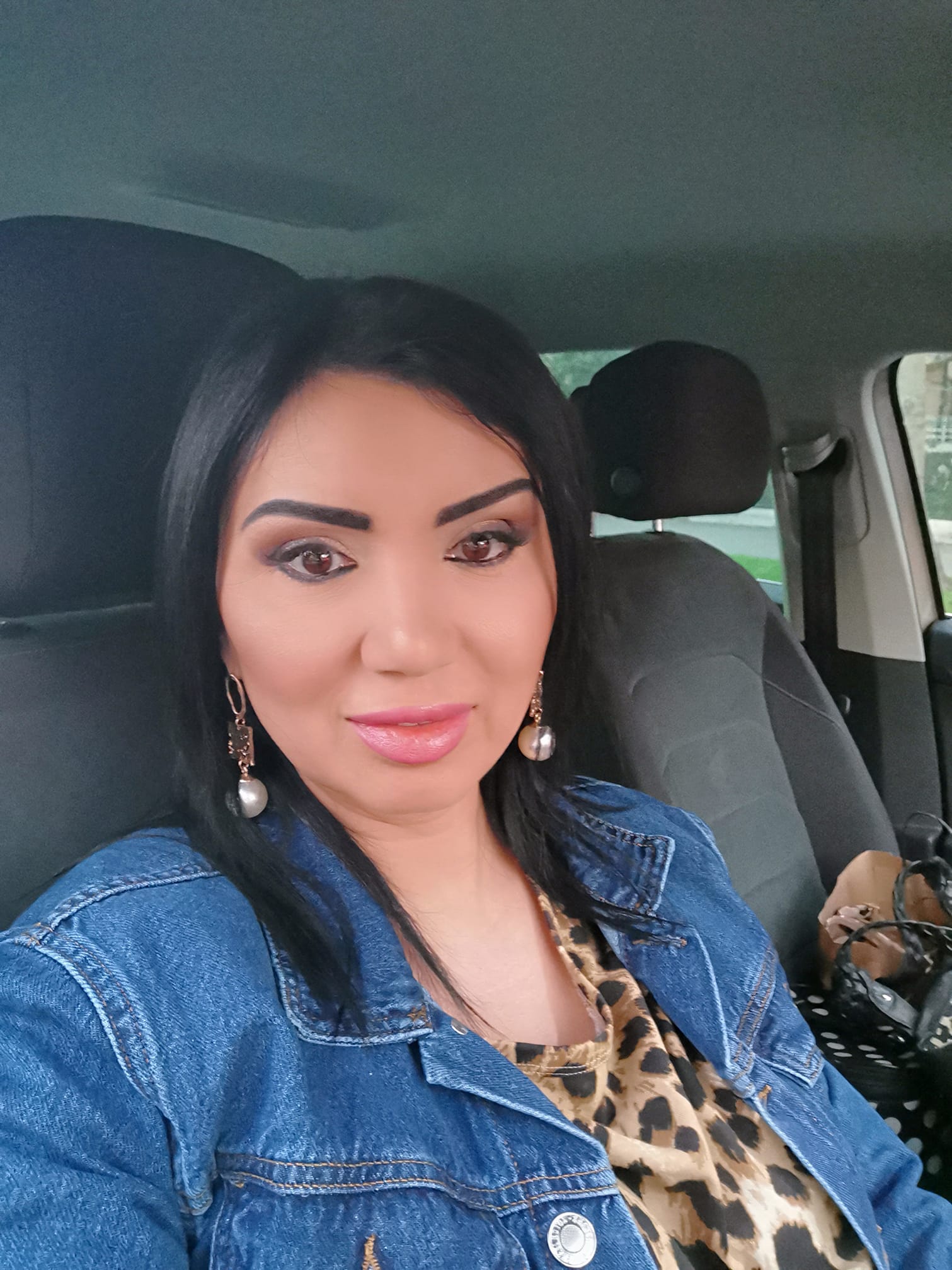 Adriana Bahmuțeanu a revenit în fața instanței la un nou termen cu băieții cei mari ai lui Silviu Prigoană. Vedeta încearcă să își recupereze copiii. „Să le ia averea”