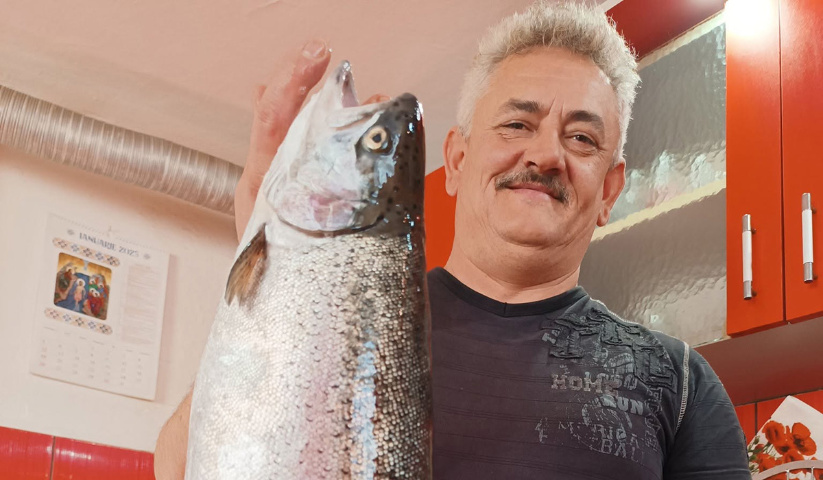 Ovidiu Farcaș, un sibian din Dârlos, și-a săpat un lac în propria curte pentru că îi plăcea pescuitul