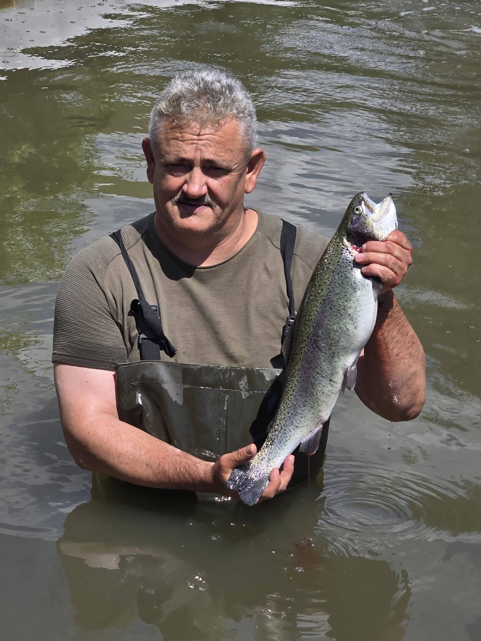 Ovidiu Farcaș, un sibian din Dârlos, și-a săpat un lac în propria curte pentru că îi plăcea pescuitul