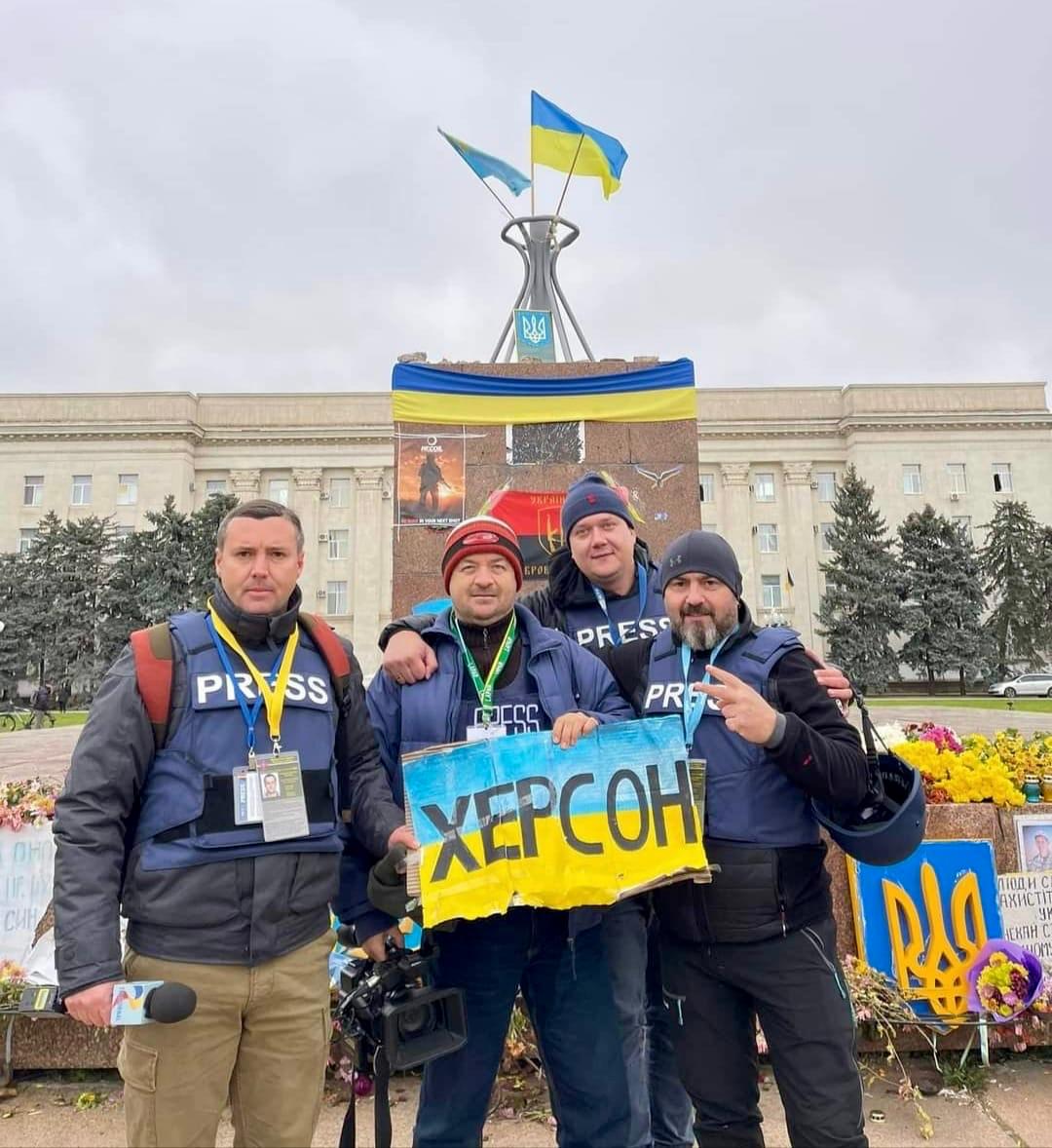 Cum se trăiește pe frontul din Ucraina. Relatările lui Alex Costache, jurnalistul TVR care a mers de 13 ori în mijlocul războiului: „Se auzeau obuzele cum vâjâiau în aer. Cădeau la 500 de metri de locul unde ne aflam”