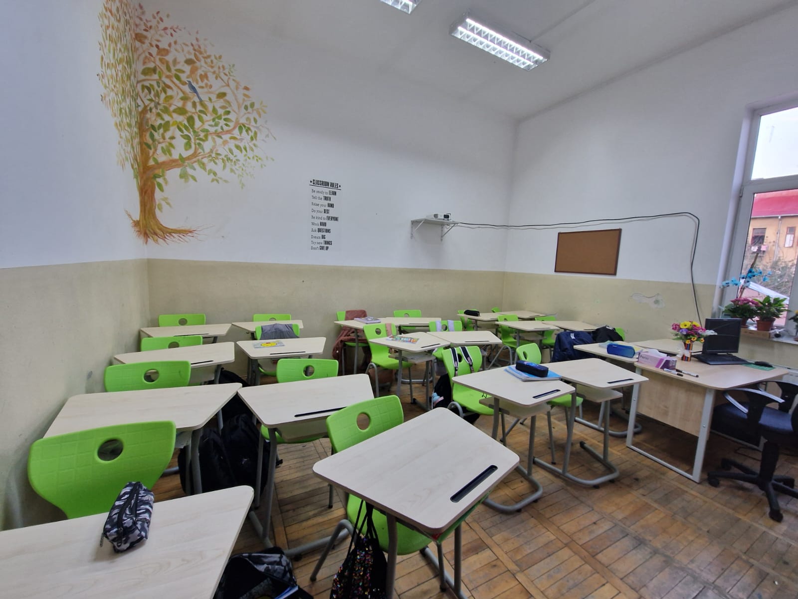 Așa arată România educată. Imagini dezolante într-un liceu din Timișoara. Elevi înghesuiți la subsol, în clase pline de igrasie și mucegai.  „Venim cu măști de protecție ca pe timpul pandemiei de Covid”