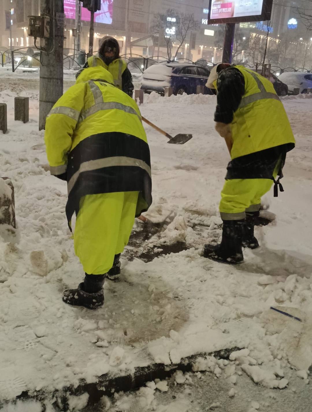 Ciprian Ciucu a ieșit la miezul nopții pe străzile din București. Dimineața, Primăria îi lăuda pe cetățeni că au deszăpezit orașul: „Primarul coordonează situația. Par mobilizați”