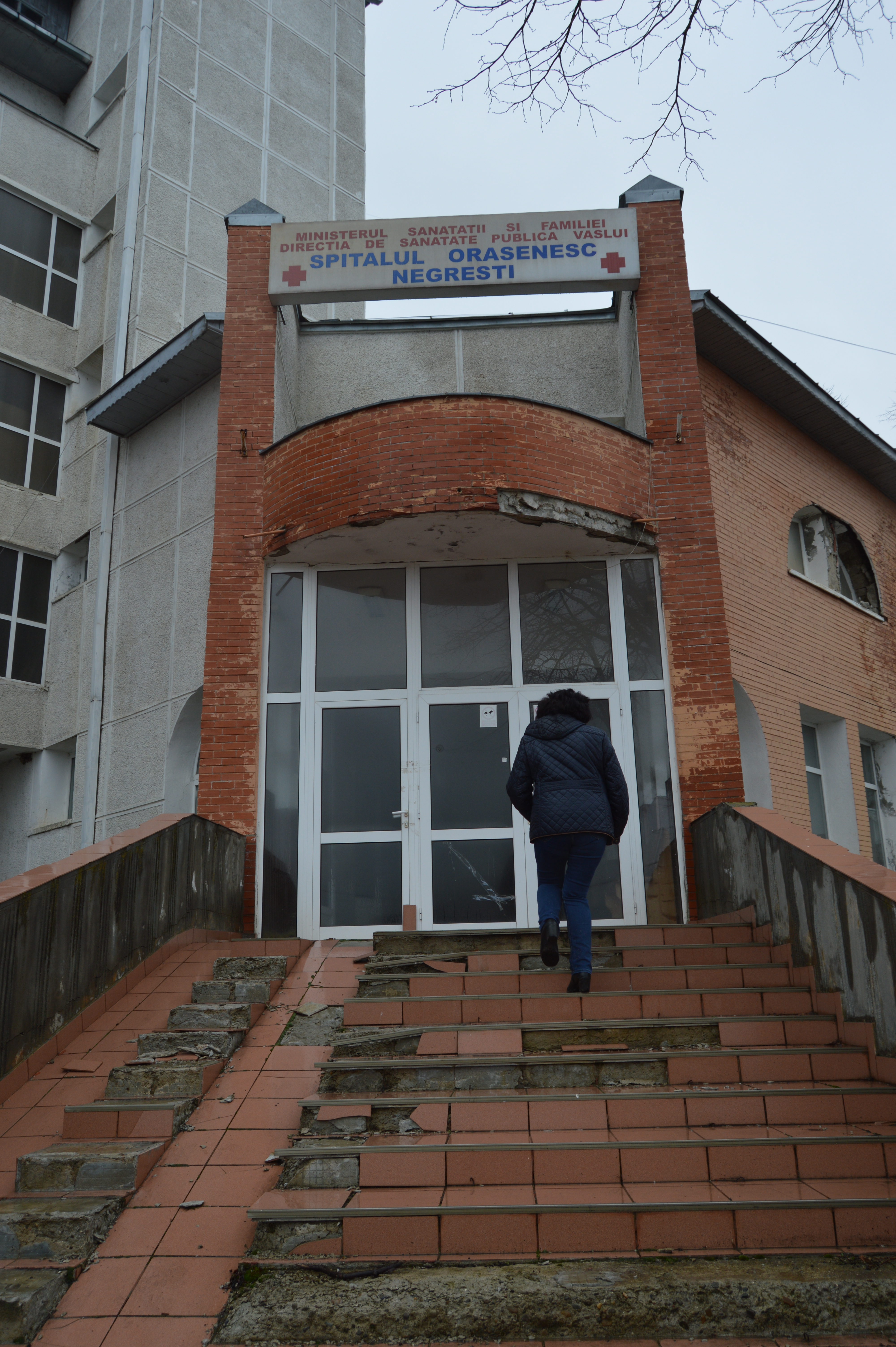 FOTOREPORTAJ/ Bombă biologică în spitalul din Negrești, închis de Guvernul Boc: pereți, instrumentar și paturi mucegăite