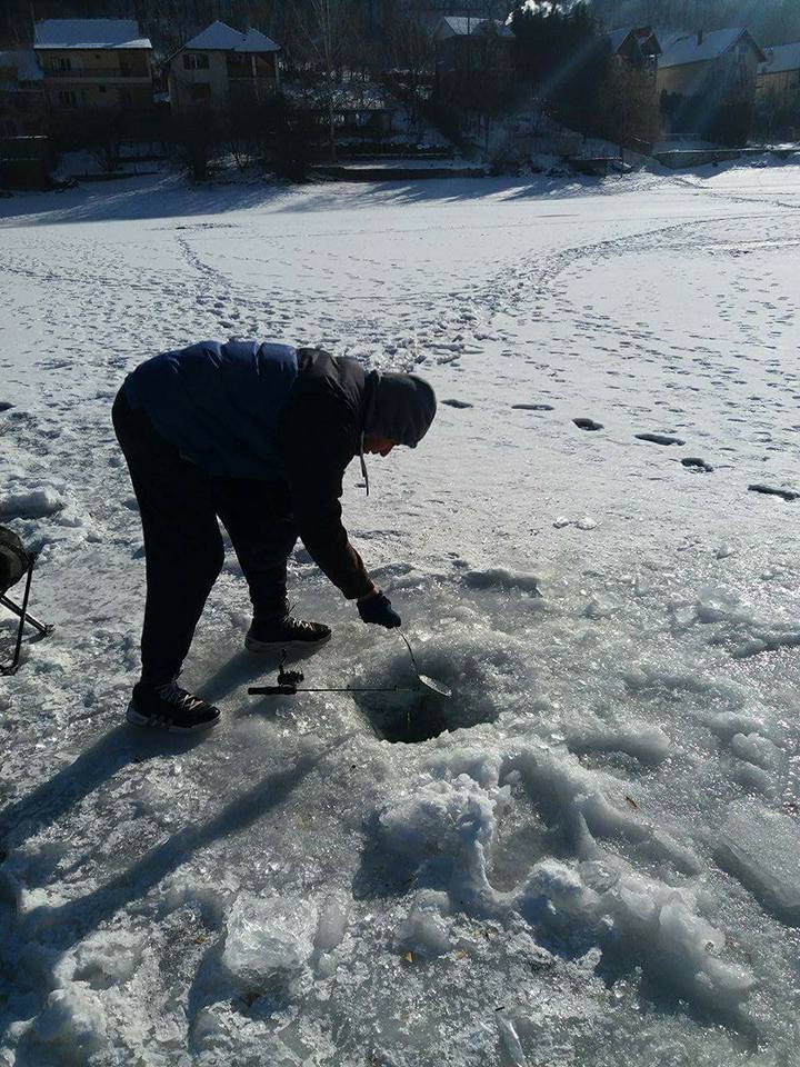 Tinerii patinează pe Lacul Cinciș din Hunedoara care a înghețat. Gheața se poate sparge oricând