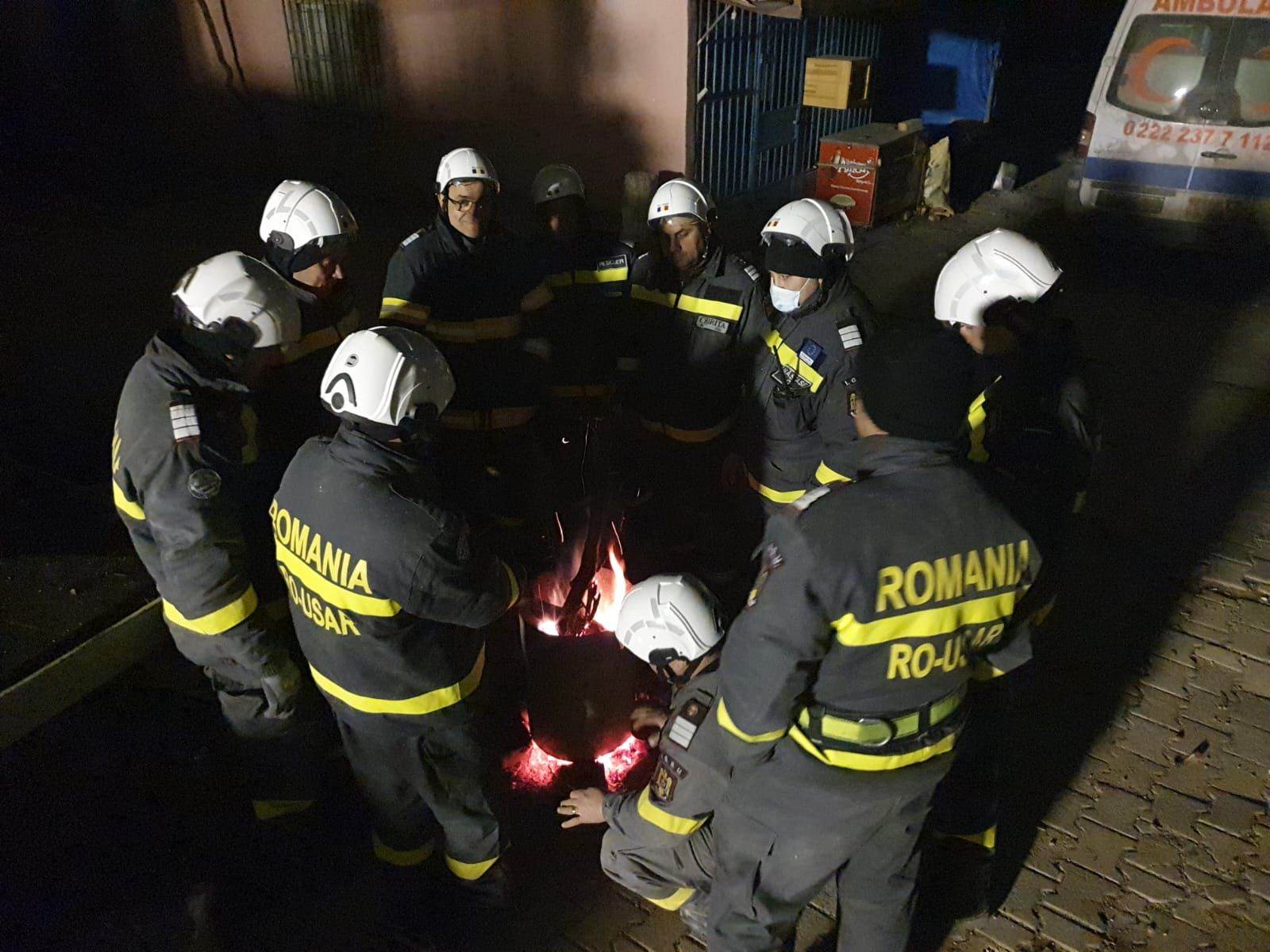 Adolescent de 16 ani, scos de sub dărâmături de salvatorii români trimiși în Turcia. Imagini cu intervenția