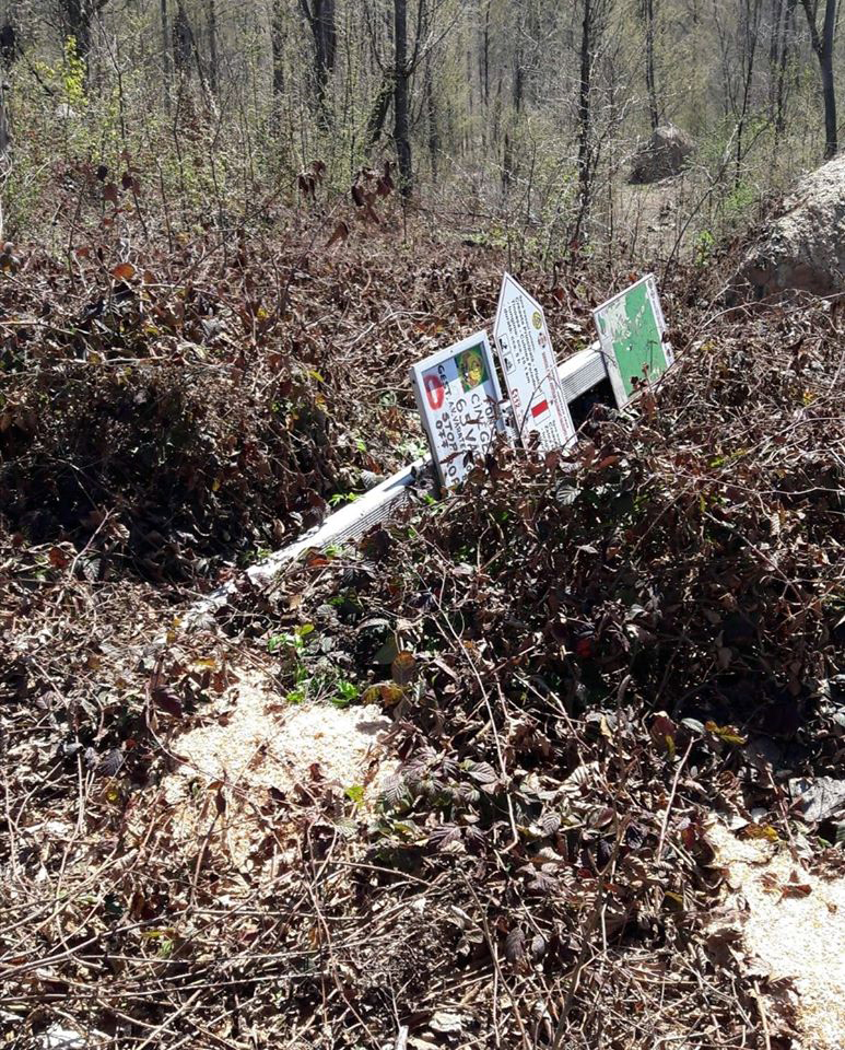 Lupta cu morile de vânt. Salvamontiștii refac singuri, în locul primăriilor, marcajele montane, pe care turiștii le vandalizează apoi. Stâlpii sunt furați de localnici și vânduți la fier vechi