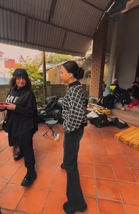 Imagini din culisele Asia Express 2025, care începe la toamnă. Cameramanii filmează din noroaie, iar Irina Fodor înfruntă ploaia și vântul