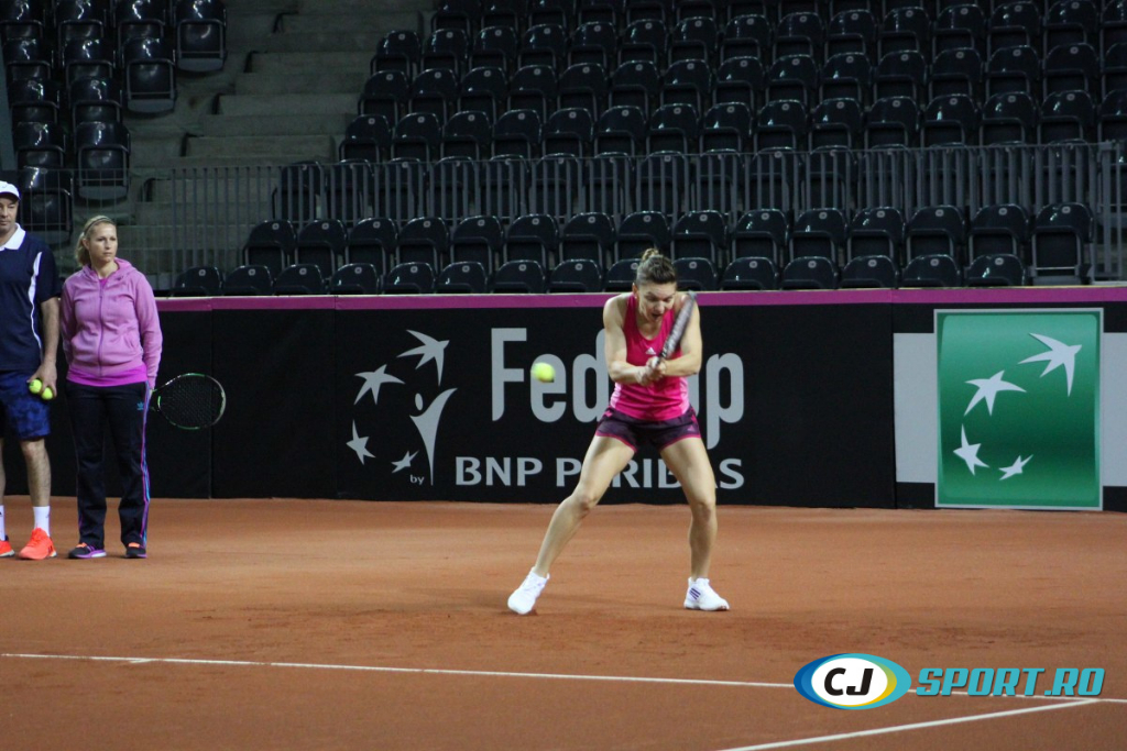 Fed Cup. Simona Halep a intrat în sală. Imagini de la primul antrenament al liderului României