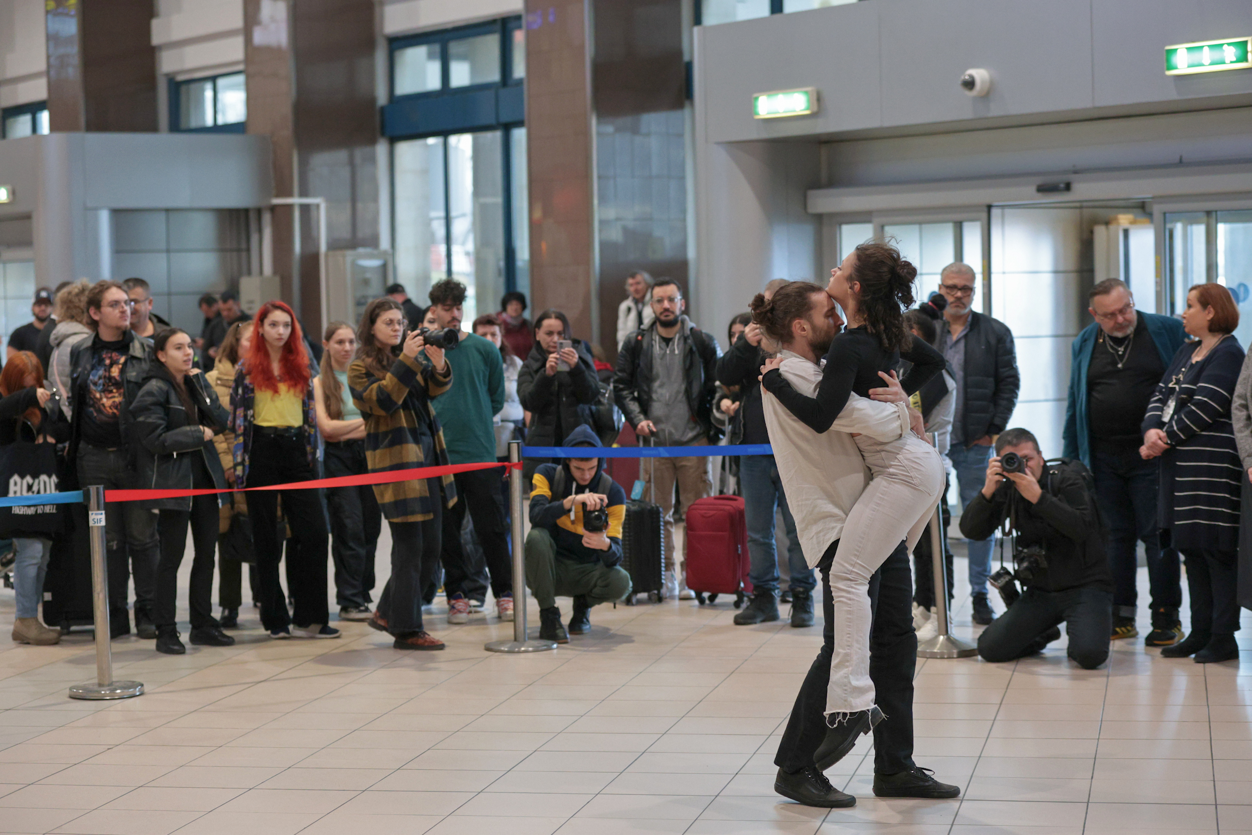 Surpriză pentru călătorii de pe Aeroportul Otopeni, de Valentine’s Day: spectacole din Shakespeare și momente coregrafice