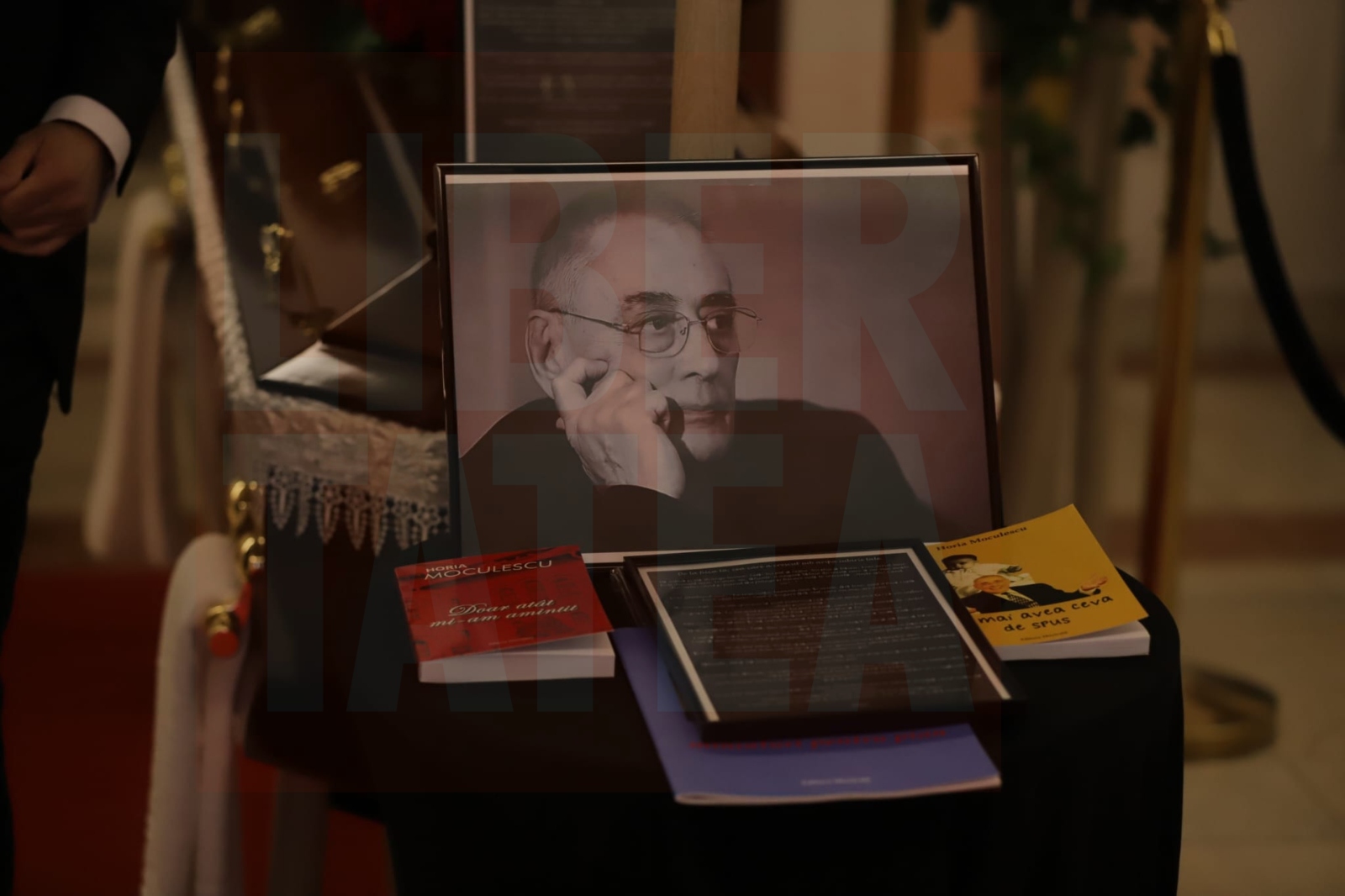 Cum a apărut Nidia Moculescu lângă sicriul cu trupul neînsuflețit al lui Horia Moculescu. Primele imagini
