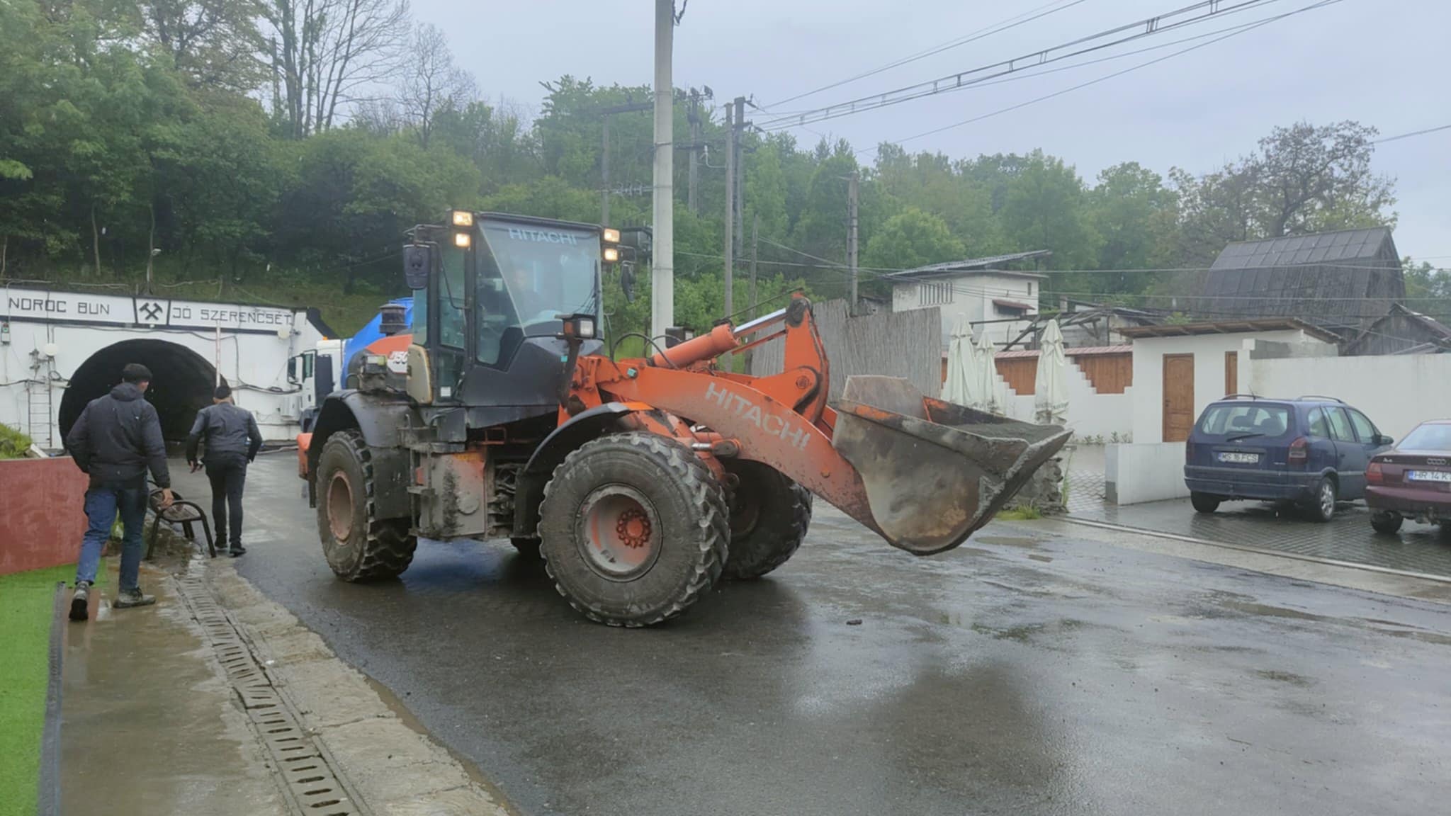 Ultimele zile ale Salinei Praid. „Cât o nucă era gaura din perete, apoi s-a tot mărit”. Cât de fezabilă este soluția evacuării apei | Reportaj