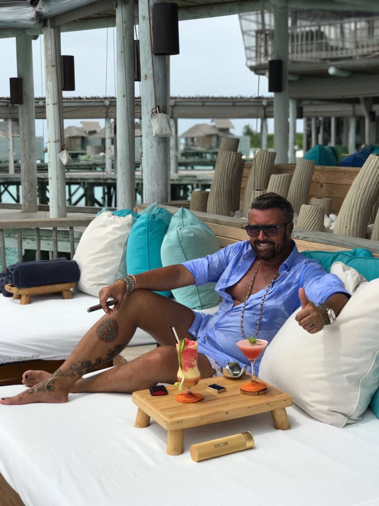 EXCLUSIV | Cătălin Botezatu, cină contra cronometru în Maldive. A mâncat pe fugă să nu se scufunde insula
