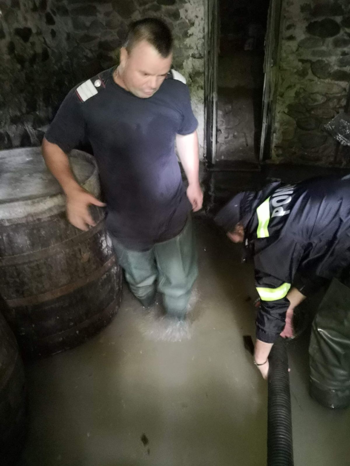 UPDATE/ Cod roșu de inundații în Vâlcea, Gorj și Argeș. Zeci de oameni au fost evacuați din case în Băbeni, Vâlcea