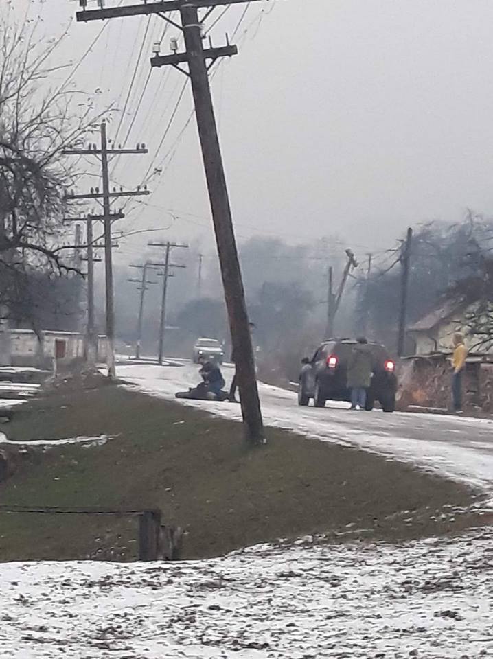 IMAGINI SCANDALOASE - Bărbat lovit de mașina Poliției de Frontieră și târât în șanț de polițiști! Instituția are altă variantă