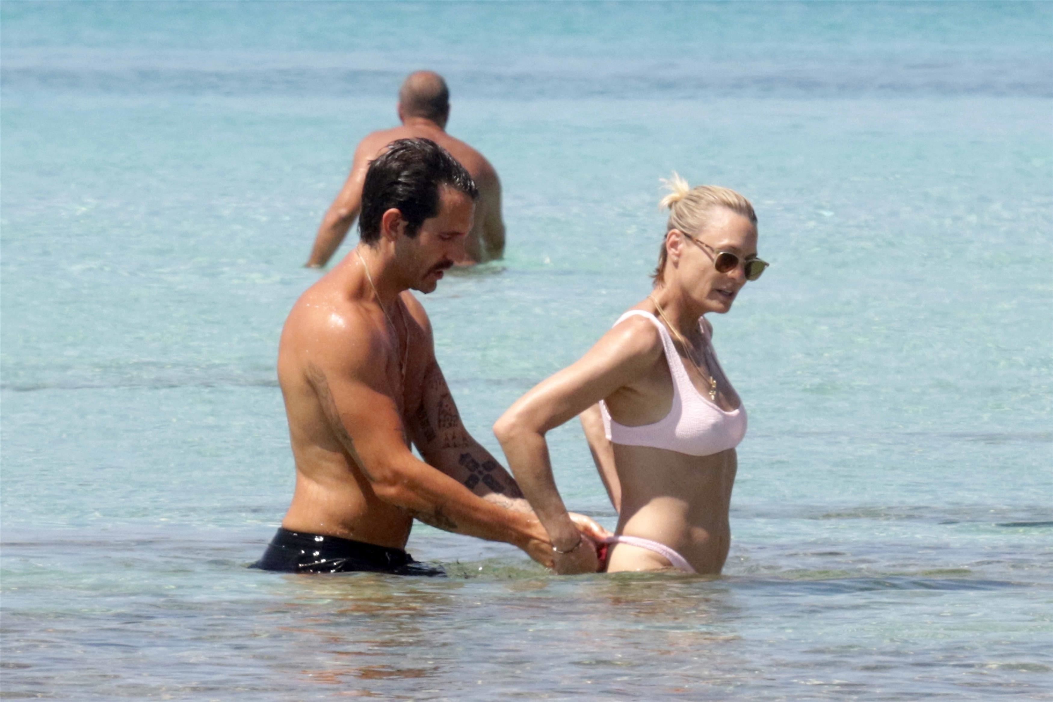 FOTO | Robin Wright, vedeta din House of Cards, în costum de baie. Actrița încă face furori, la 52 de ani