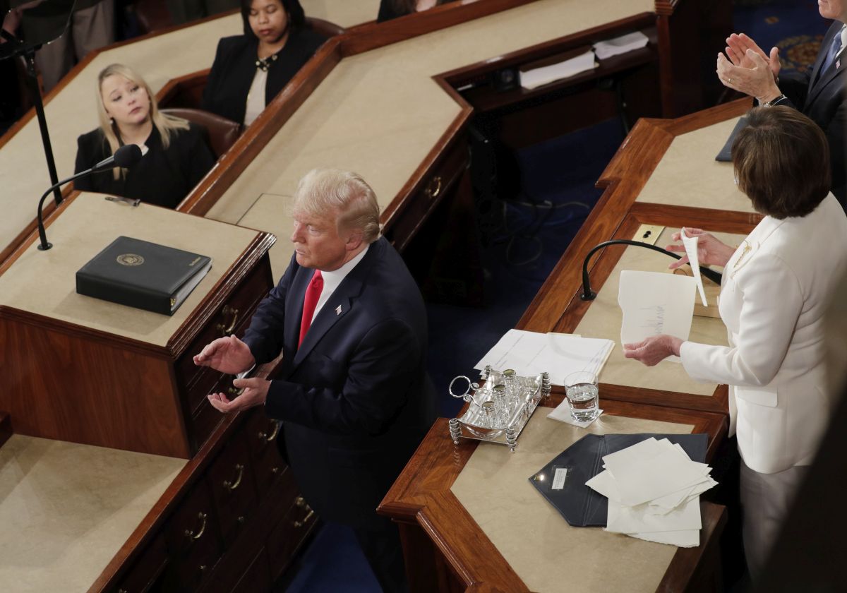 Momente fără precedent în Congresul SUA: Nancy Pelosi a rupt o copie a discursului ținut de Trump. Președintele a refuzat să dea mâna
