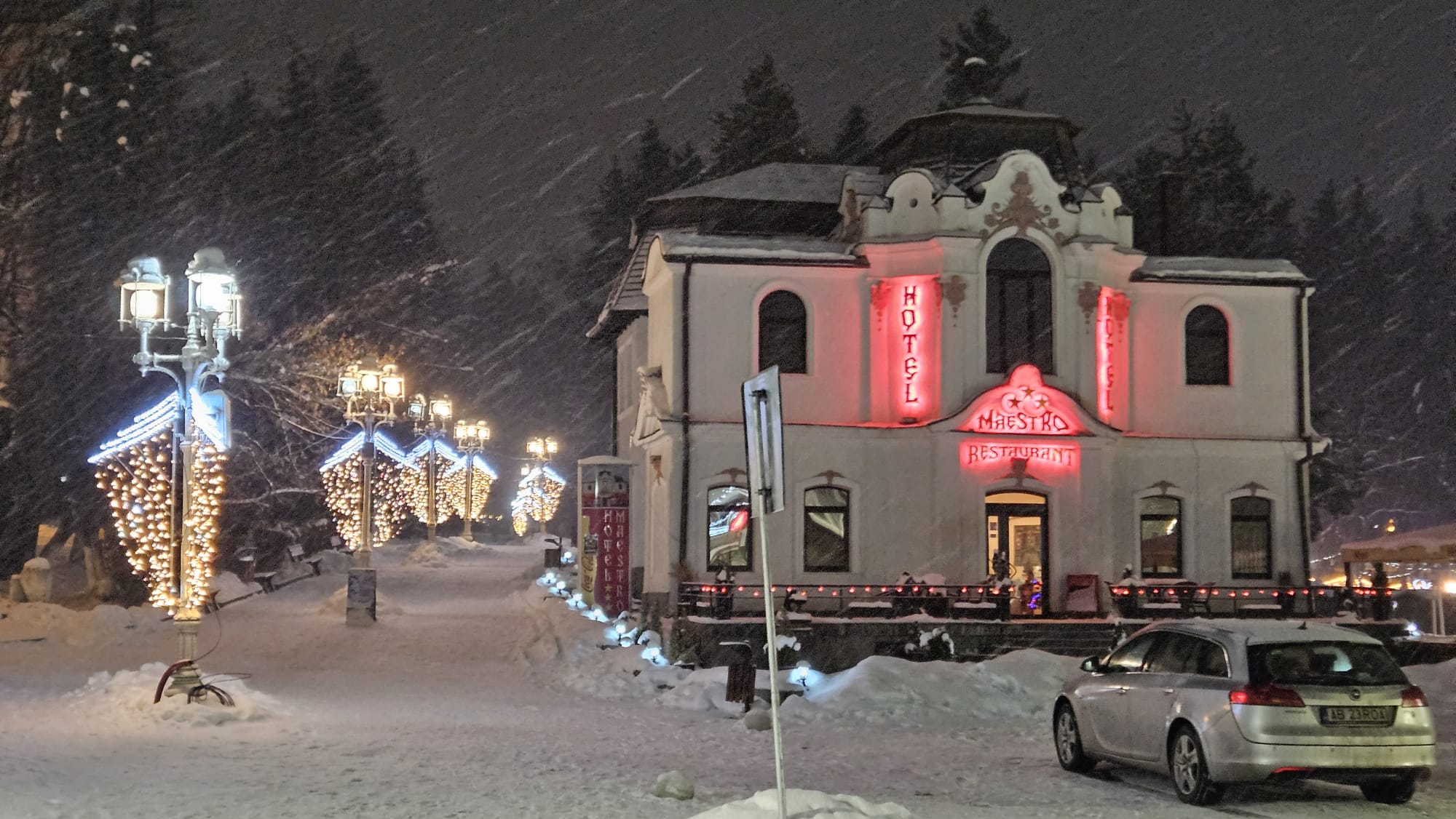 Vatra Dornei este pregătită pentru sfârșitul de an. Orașul-stațiune are hotelurile pline, pârtiile deschise și prețuri accesibile | REPORTAJ