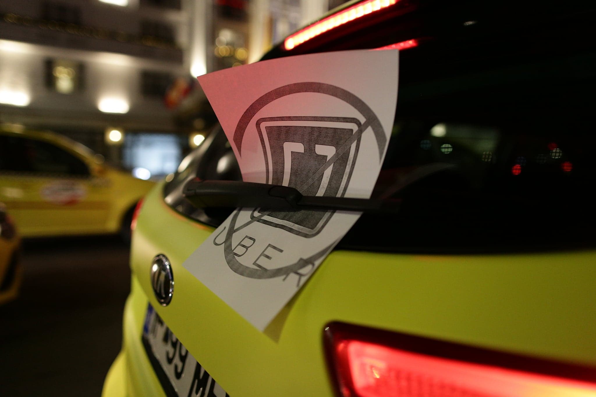 UPDATE: Protestul taximetriștilor din București față de Uber s-a încheiat. "Vom ieşi în fiecare seară, până se va face ceva" / FOTO&VIDEO