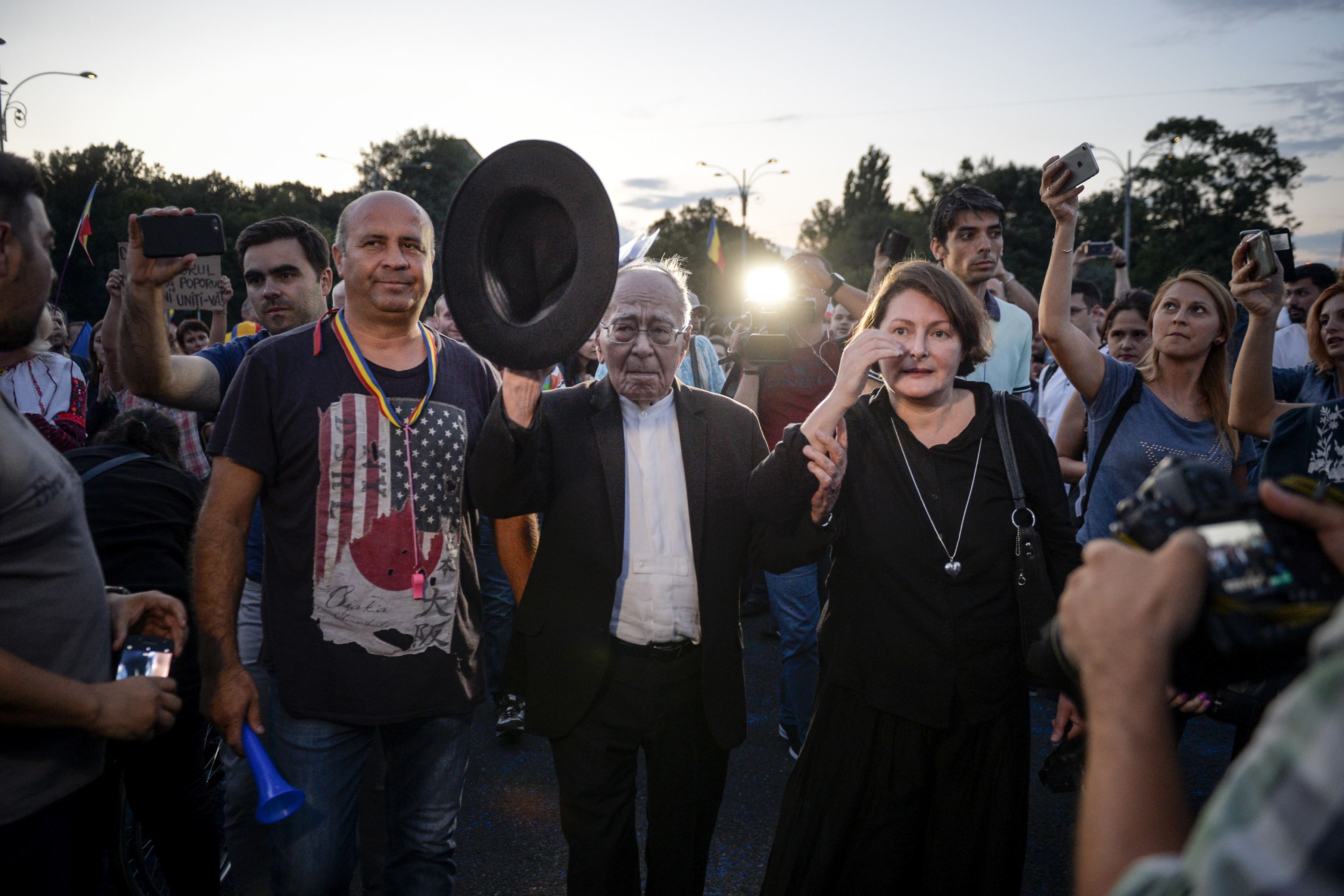 Povestea de dragoste dintre Mihai Șora și Luiza Palanciuc, cu 56 de ani mai tânără decât el. S-au căsătorit în 2014