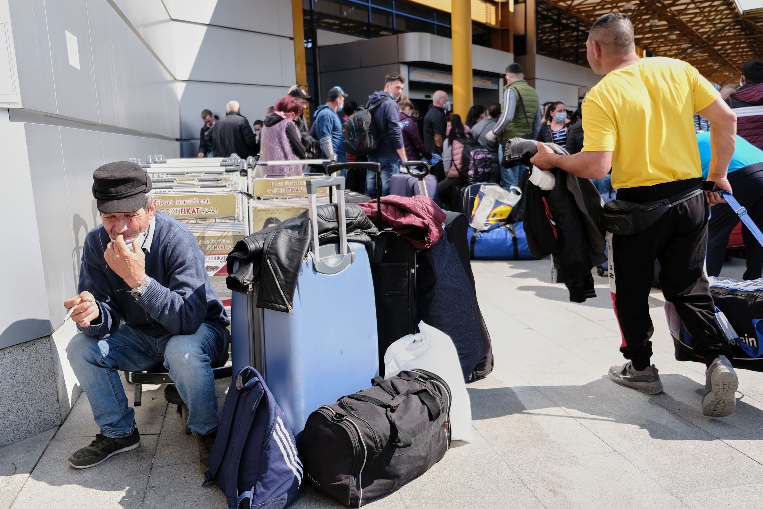 Imaginile zilei | Aglomerație pe aeroportul din Cluj: aproximativ 1.800 de oameni, înghesuiți în parcare. 12 curse decolează astăzi spre Germania