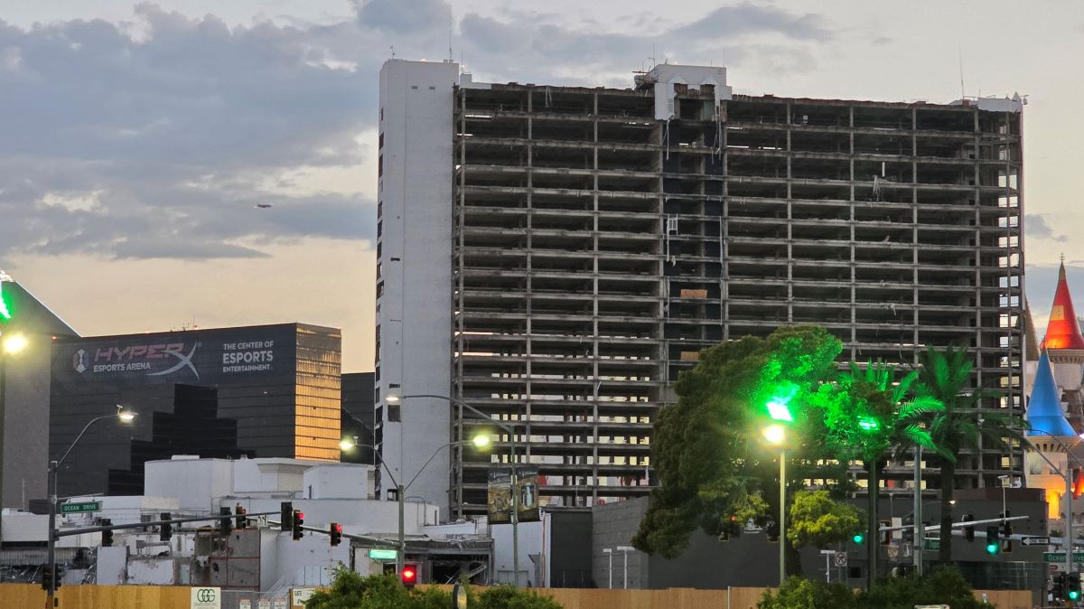 Legendarul cazinou Tropicana din Las Vegas, cu o istorie de 67 de ani, va fi demolat. Turnurile luxoasei clădiri se vor prăbuși într-un „eveniment exploziv unic”