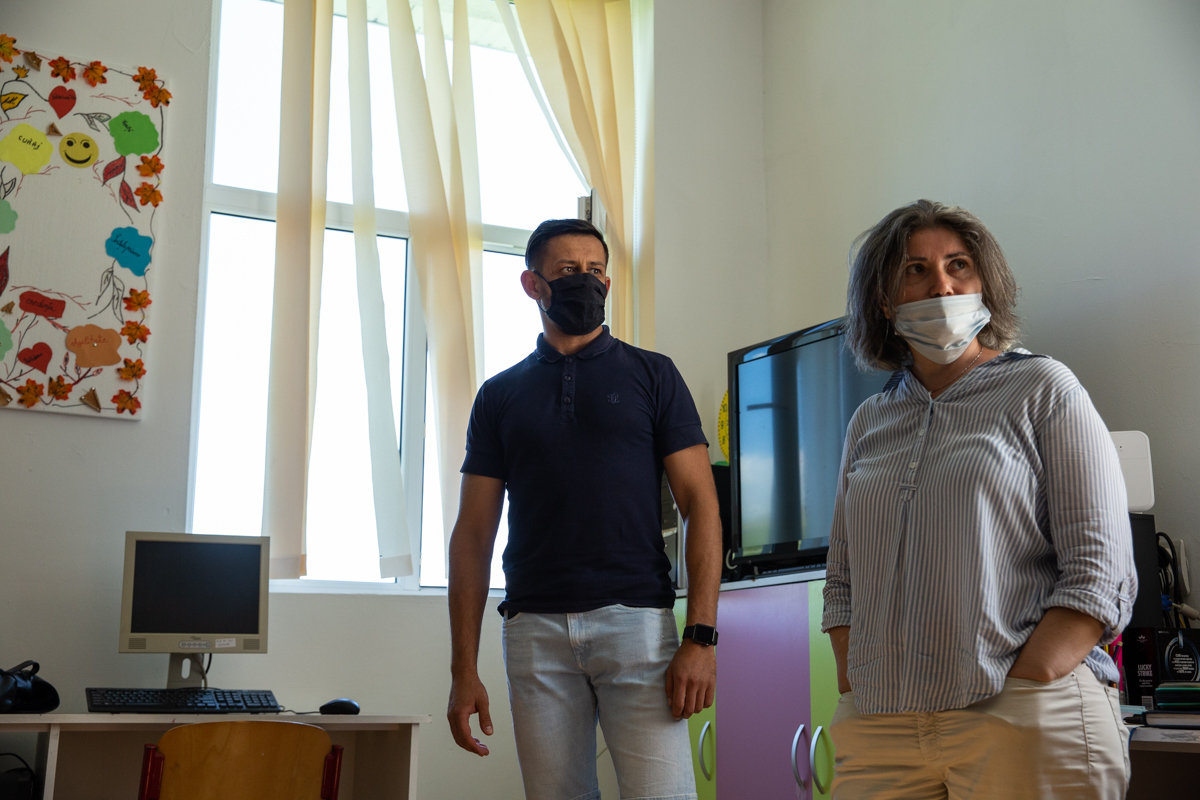 Într-un sat bântuit de sărăcie, un centru de zi le dă o șansă copiilor sărmani. „Nu poţi educa un copil flămând. Îi ungi o felie de pâine cu ceva şi apoi poți să-i umpli şi mintea cu matematică”