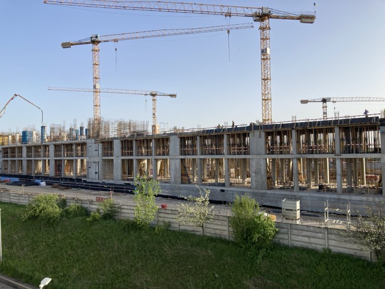 Misterioasa clădire construită de SRI, pe malul Lacului Străulești din Capitală, cu muncitori asiatici. „E o construcție specială. Uitați-vă ce gard mare e aici!”
