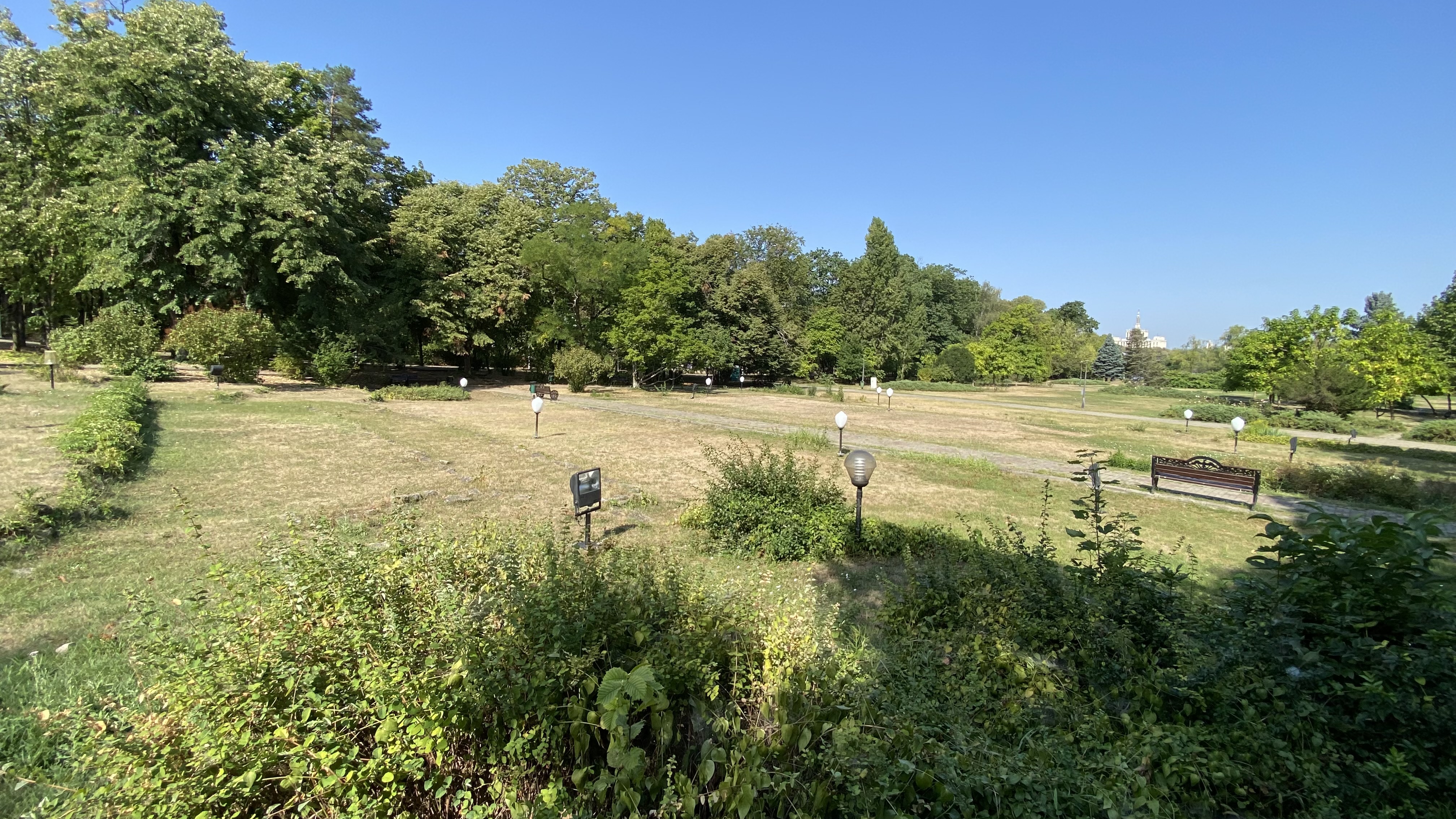 FOTO. Herăstrău, cel mai mare parc al Bucureștiului, arată mai rău ca niciodată. Trandafirii și zonele cu flori sunt istorie, clădirile pentru expoziții au fost vandalizate