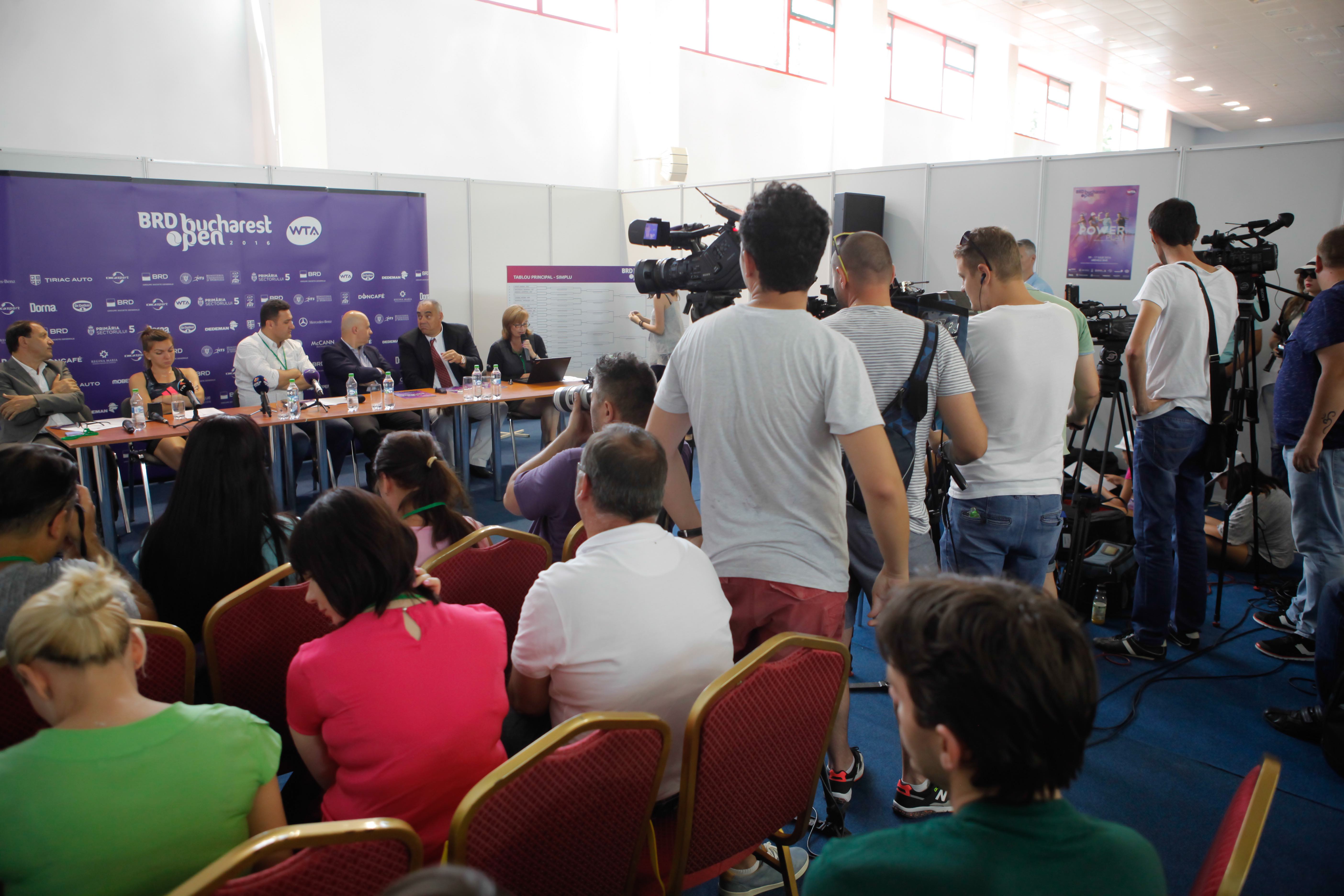 Openul de tenis al României. Halep și-a aflat adversara din primul tur al turneului de la București. ”Simo” dă iarăși în mintea copiilor! GALERIE FOTO & TABLOUL DE CONCURS