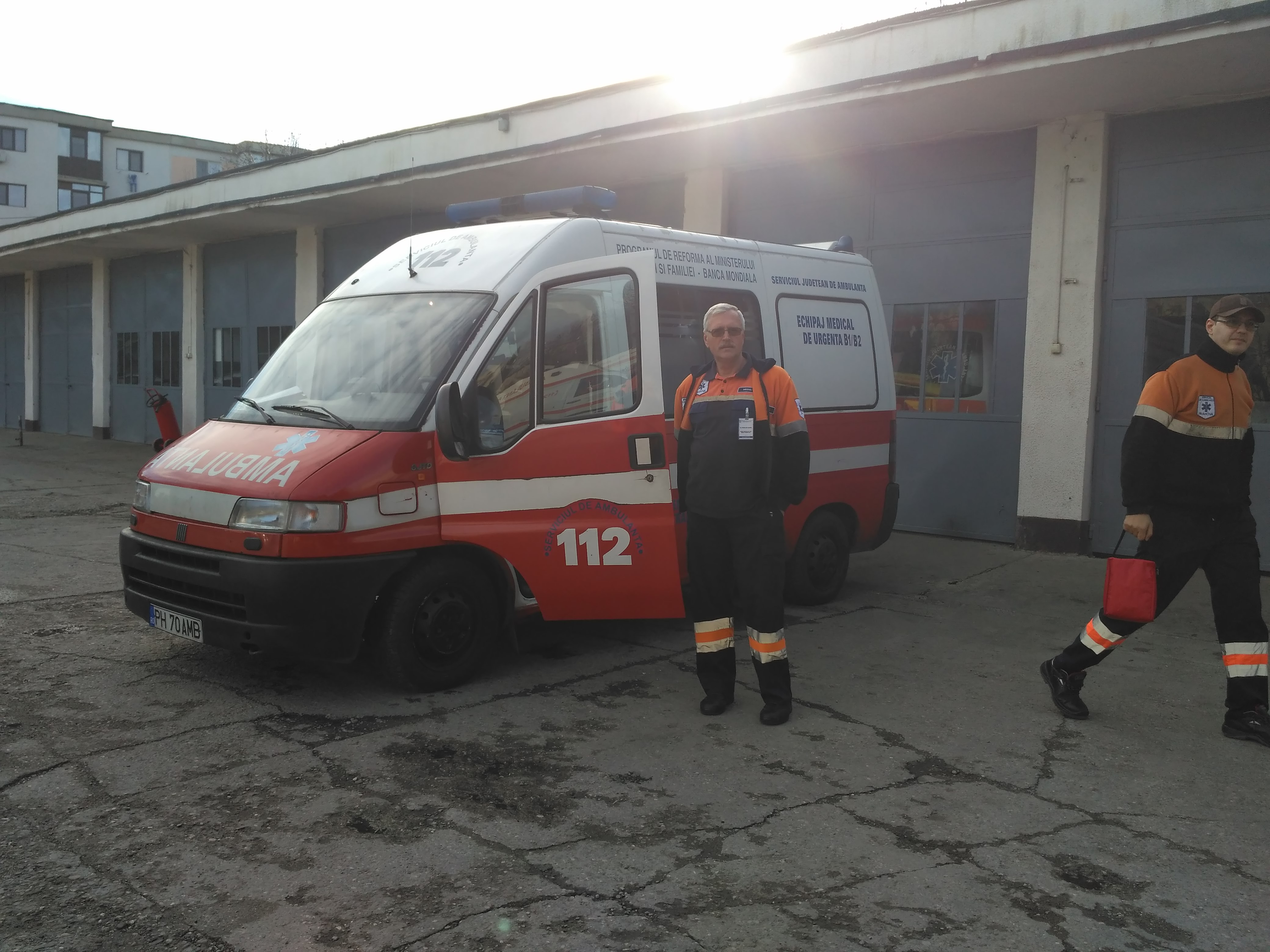 A chemat ambulanța ca să ajungă la discotecă, iar apoi s-a lăudat pe Facebook