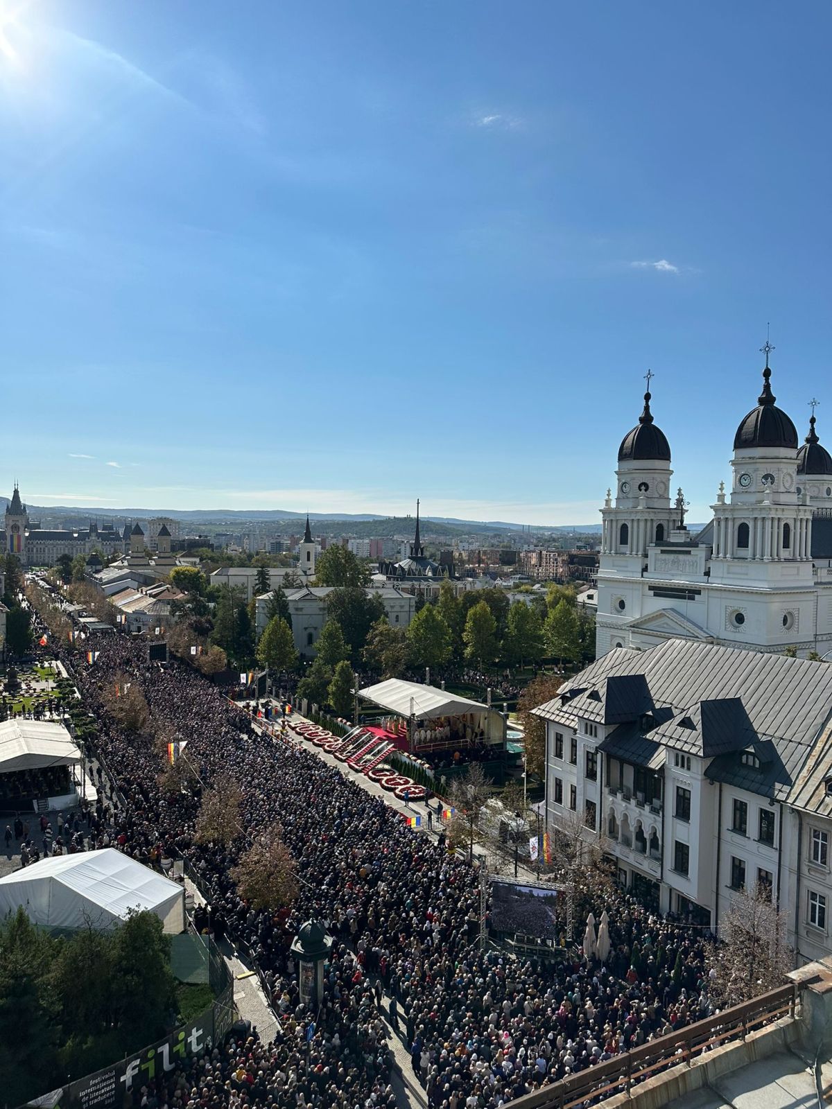 Candidații la prezidențiale au ajuns la slujba de la Catedrala Mitropolitană Iași, pentru Sfânta Parascheva