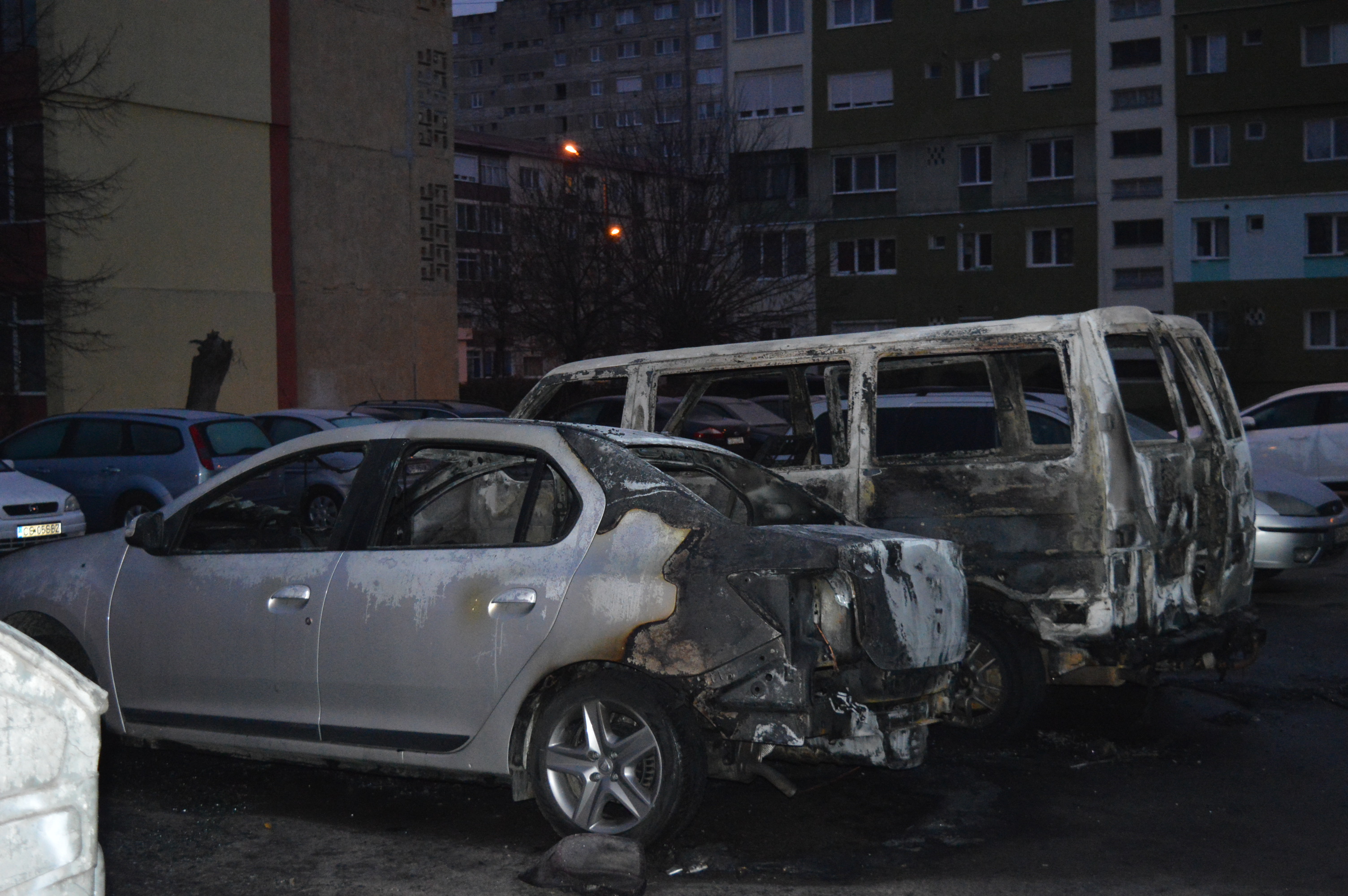 Incendiu într-o parcare din Reșița! Focul a fost pus intenționat?