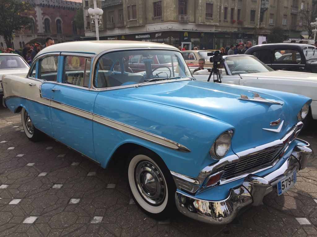 Mașina folosită de Robert Redford în filmul Havana, la Timișoara. E o replică, dar bijuteria a făcut furori printre iubitorii de mașini de epocă
