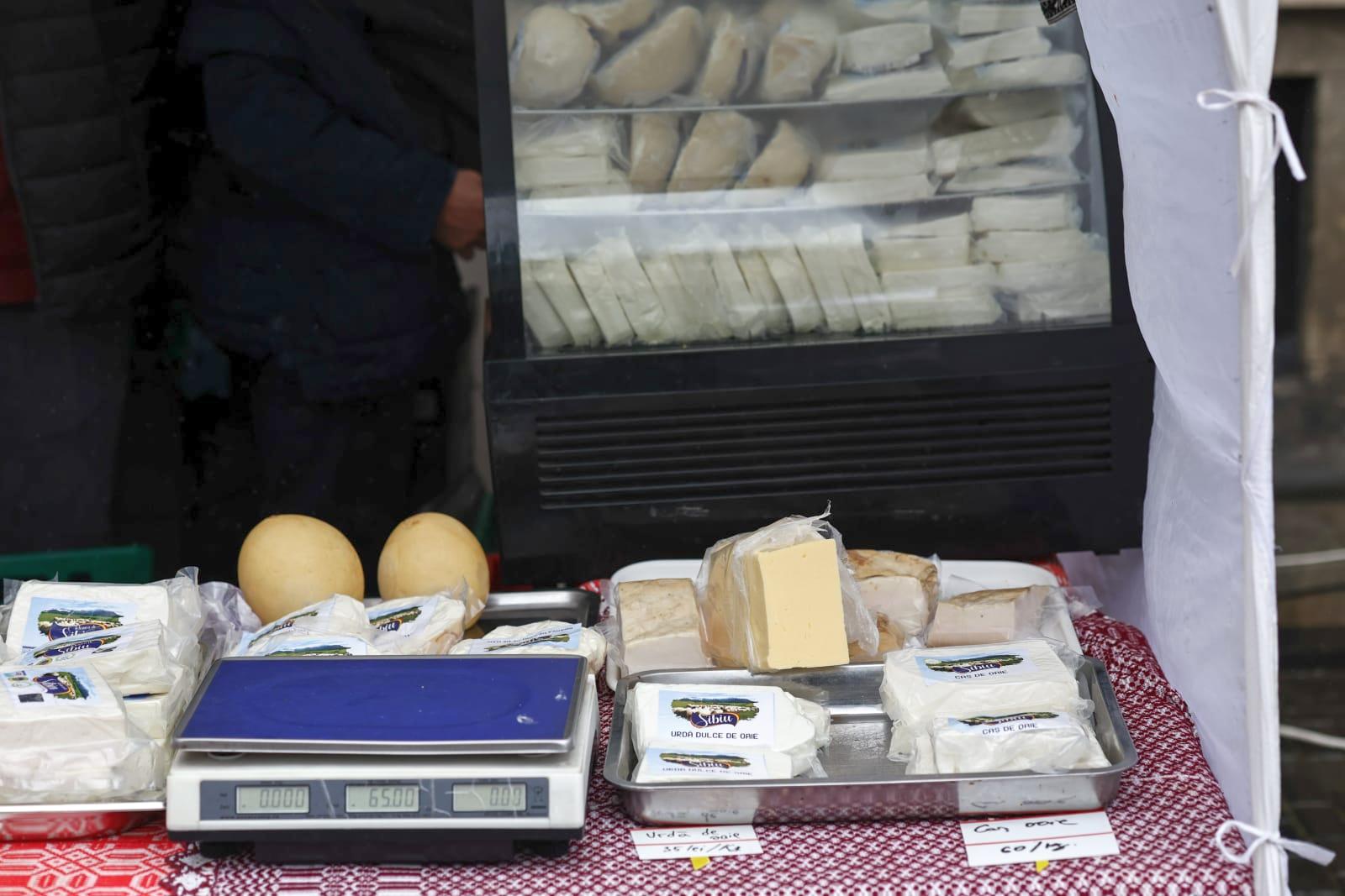 Borș pescăresc și mici din pește sub privirile bucureștenilor. Cât a ajuns să coste un kilogram de cozonac la târgul pescăresc de Florii