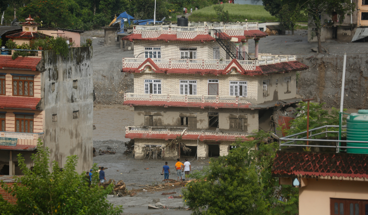 Bilanțul dezastrului din Nepal a crescut la 579 de morți. Imagini dramatice cu clădiri înghițite de noroi și operațiuni contracronometru de salvare