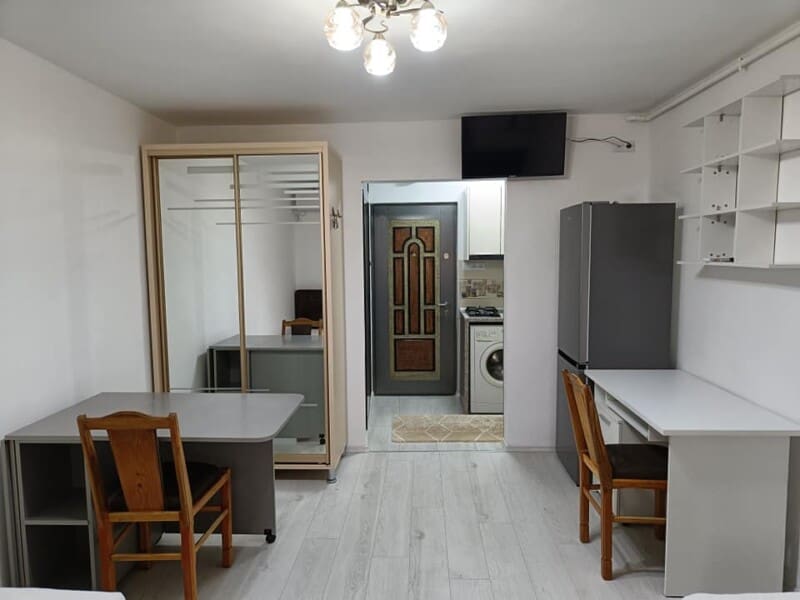 FOTO. Cum arată garsoniera cu bucătărie în hol pentru care se cer 300 de euro: „Numai în Cluj găsești genul ăsta de garsoniere”