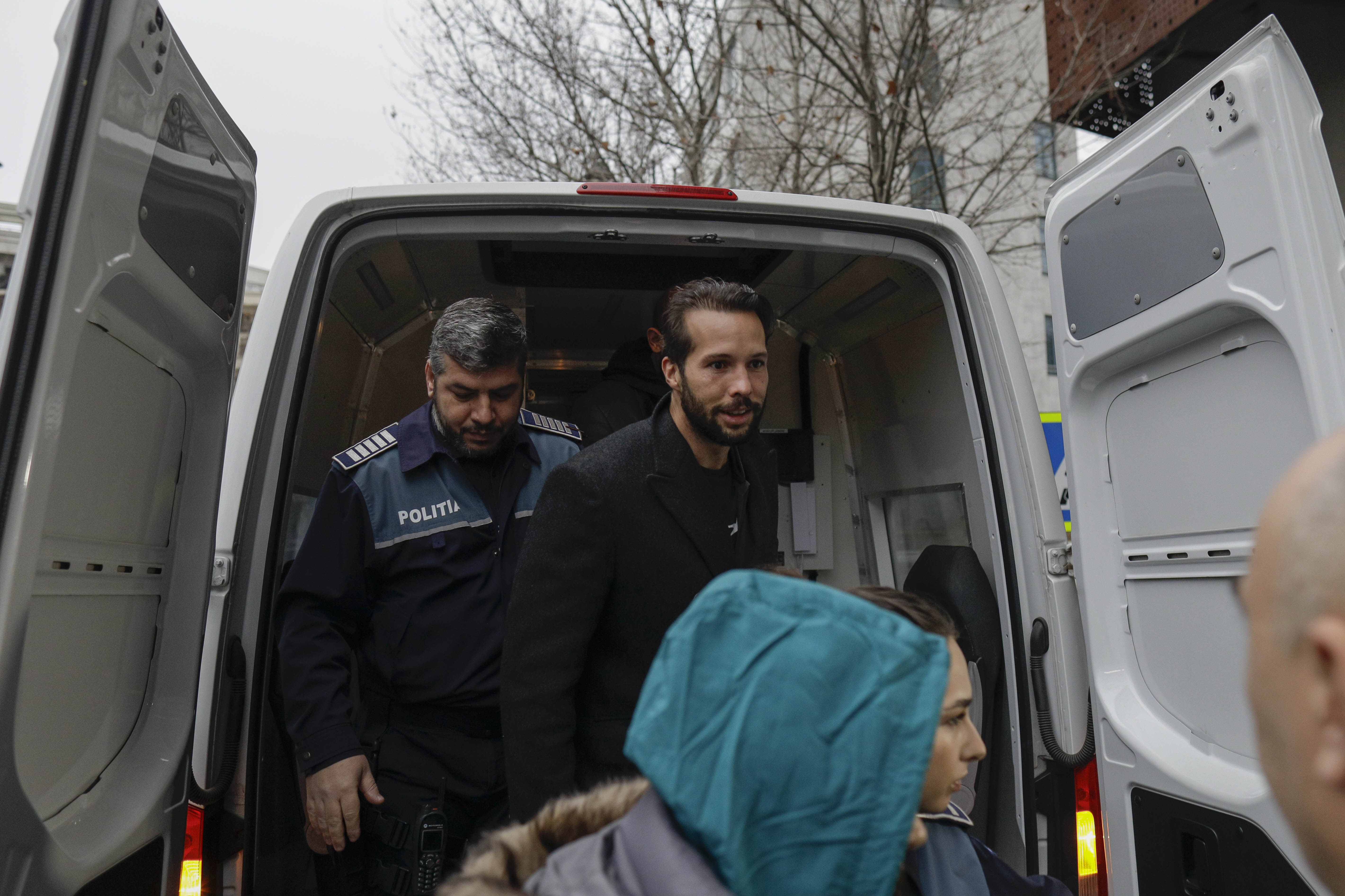 Andrew şi Tristan Tate, aduși din nou la sediul DIICOT pentru perchezițiile informatice. „Mă persecută pentru că sunt bogat și am succes”