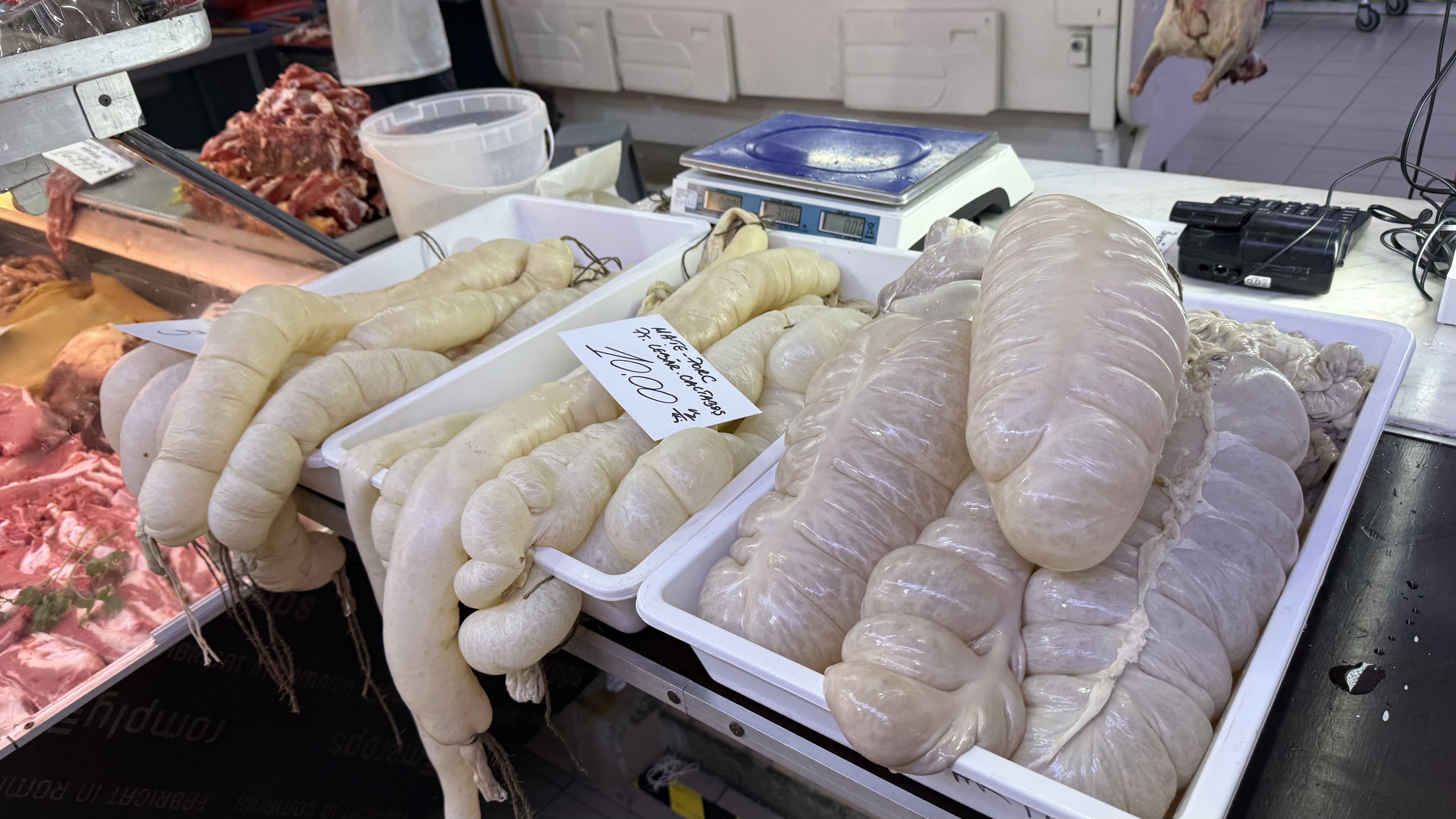 A început bătălia pentru carnea de porc. Reportaj în hala Obor: cât ne costă preparatele pentru sarmale și tobă?