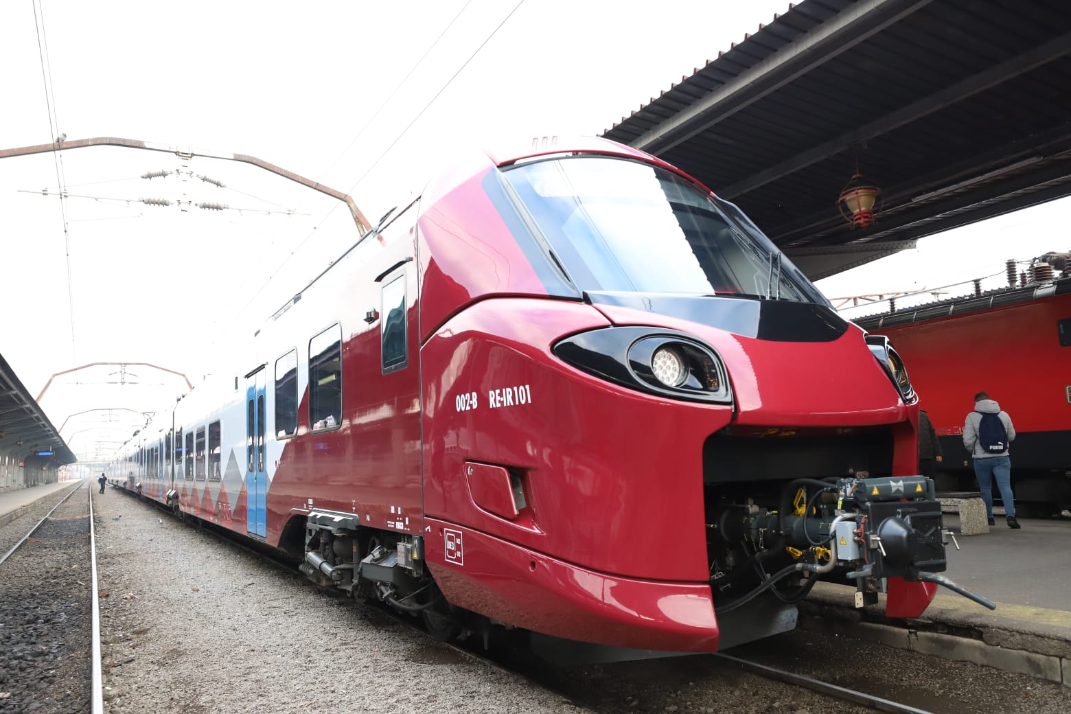 Imagini cu primul tren cumpărat de CFR în ultimii 20 de ani, la plecarea din Gara de Nord spre Brașov | VIDEO