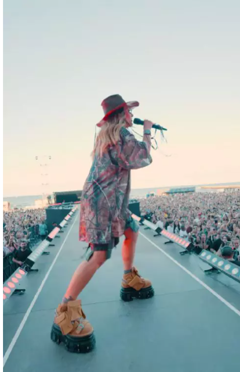 Cât au costat ghetele purtate de Delia la festivalul Neversea. Artista a atras atenția tuturor atunci când a urcat pe scenă. „Nu prea am avut chef să dansez”