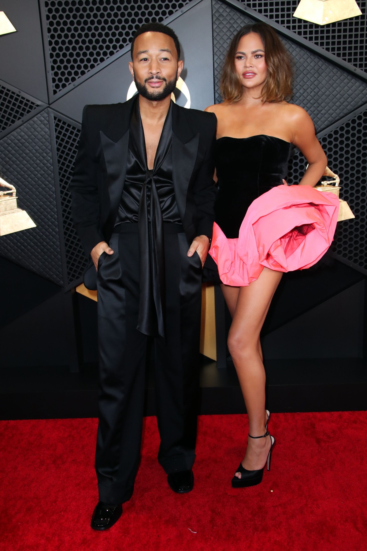 Ținutele vedetelor la Premiile Grammy 2024. În comparație cu Taylor Swift, care a purtat o rochie albă, Billie Eilish s-a îmbrăcat într-o jachetă cu pantaloni largi