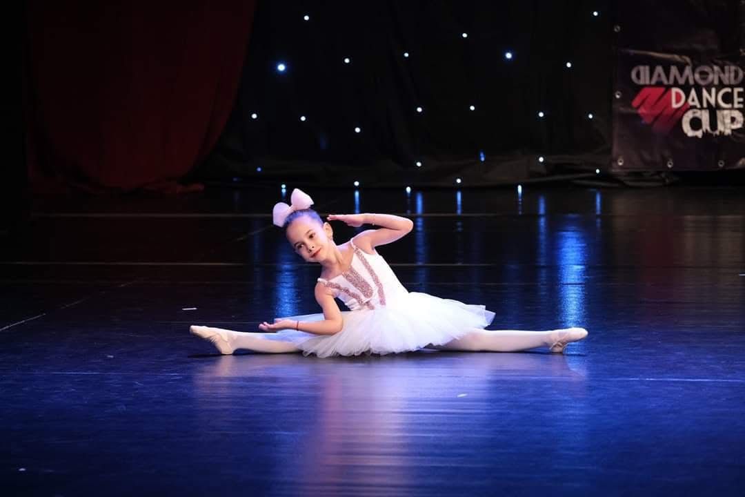 Povestea Antoniei Ursu, micuța balerină de 11 ani, calificată în finala Youth America Grand Prix din Texas. „În momentul în care încep să dansez, orice durere, orice gând sau emoție dispar, iar eu rămân doar cu muzica”